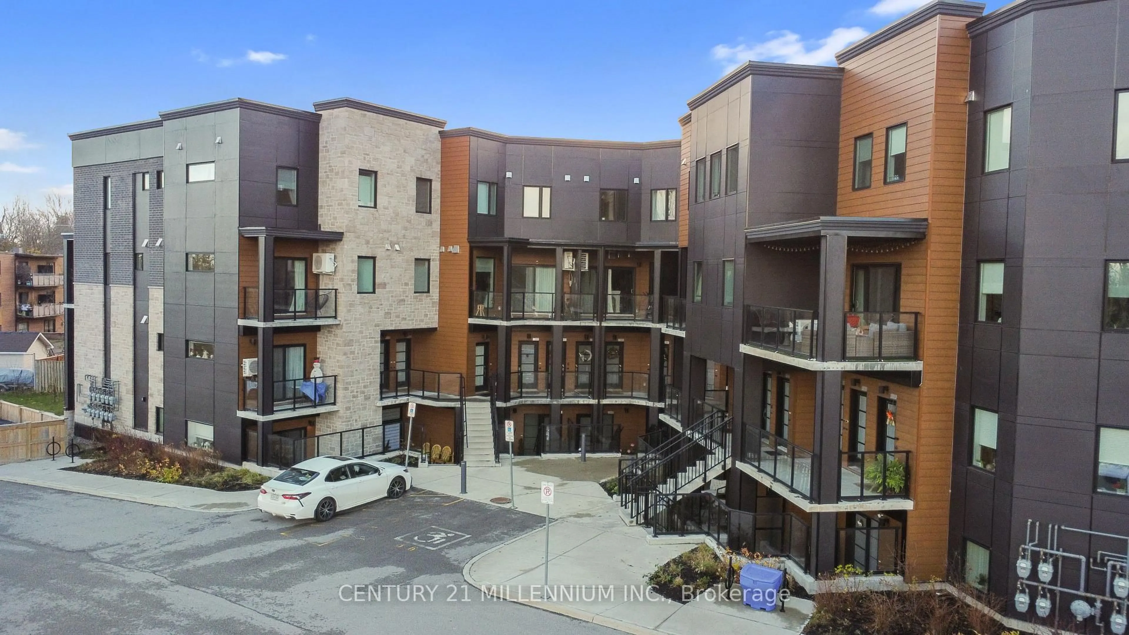 A pic from outside/outdoor area/front of a property/back of a property/a pic from drone, unknown for 17 Centre St #311, Orangeville Ontario L9W 7S6