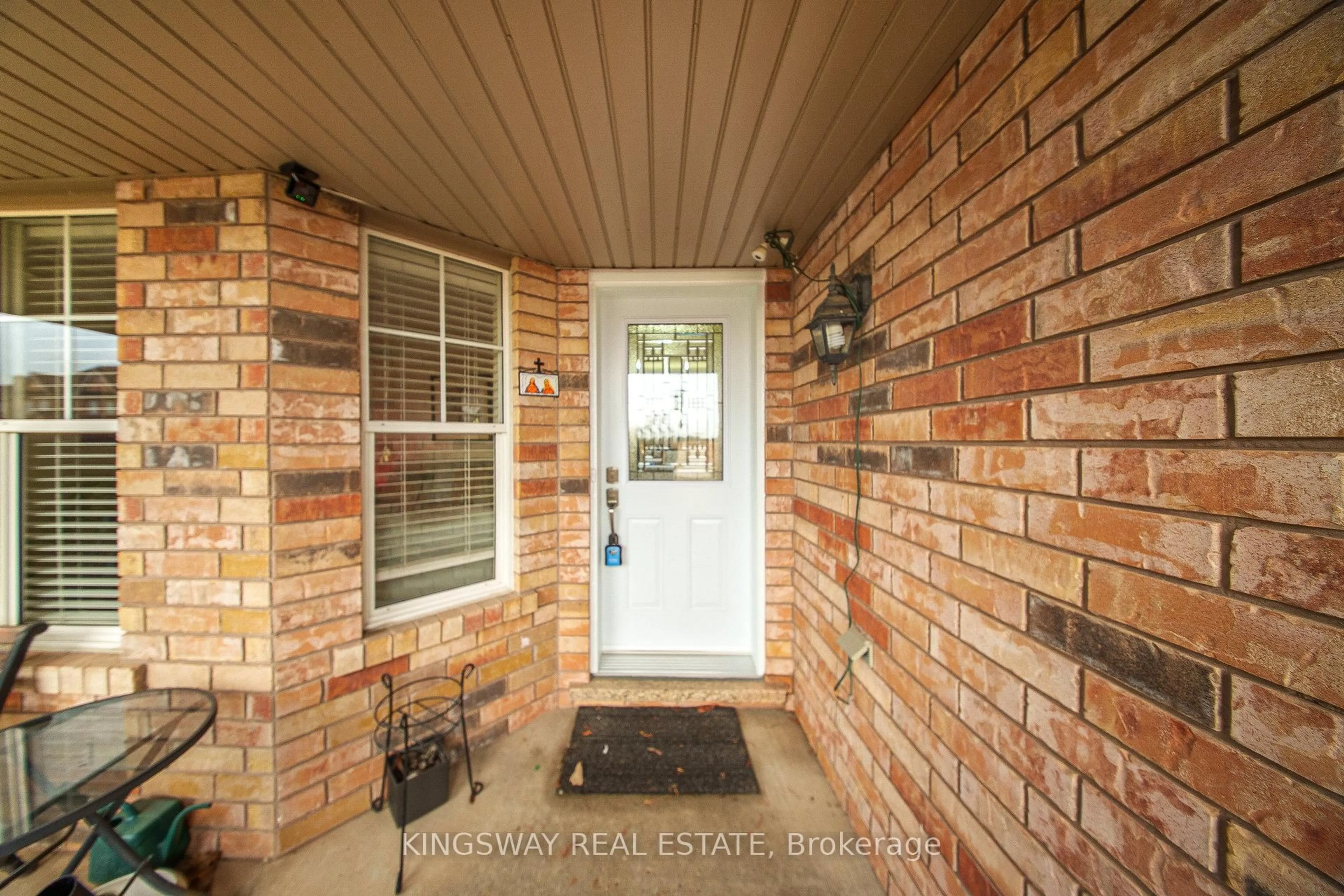 Indoor entryway for 142 Valleyway Dr, Brampton Ontario L6X 0N3
