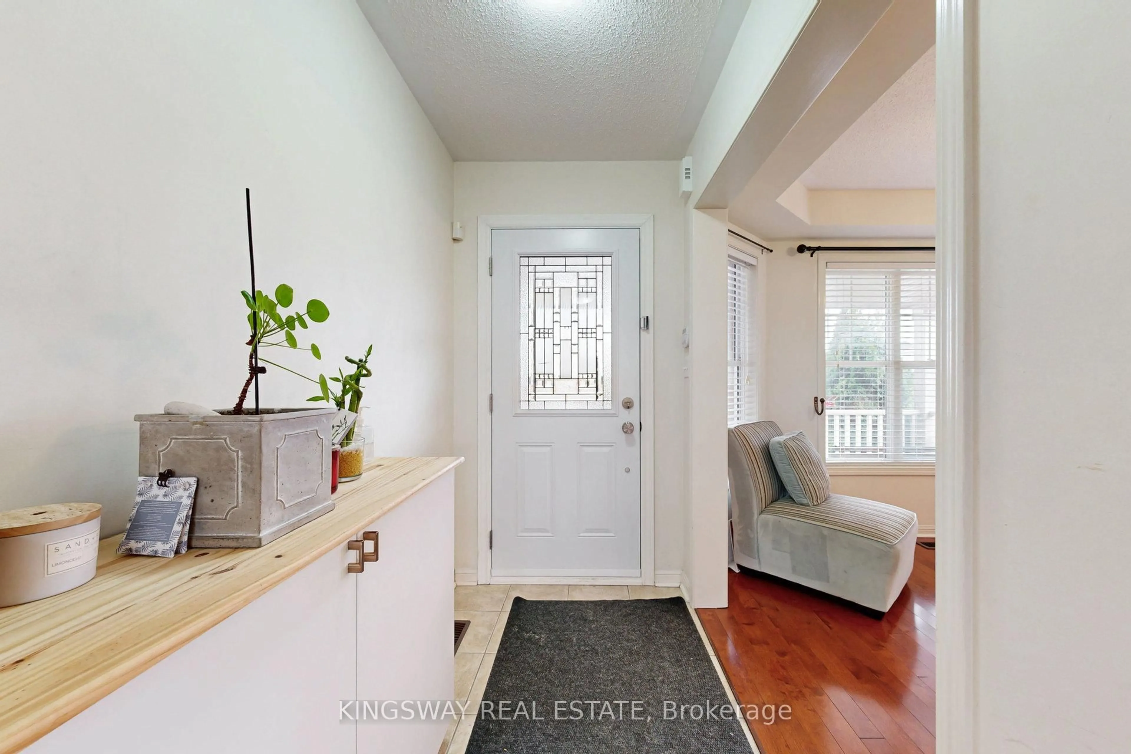 Indoor entryway for 142 Valleyway Dr, Brampton Ontario L6X 0N3