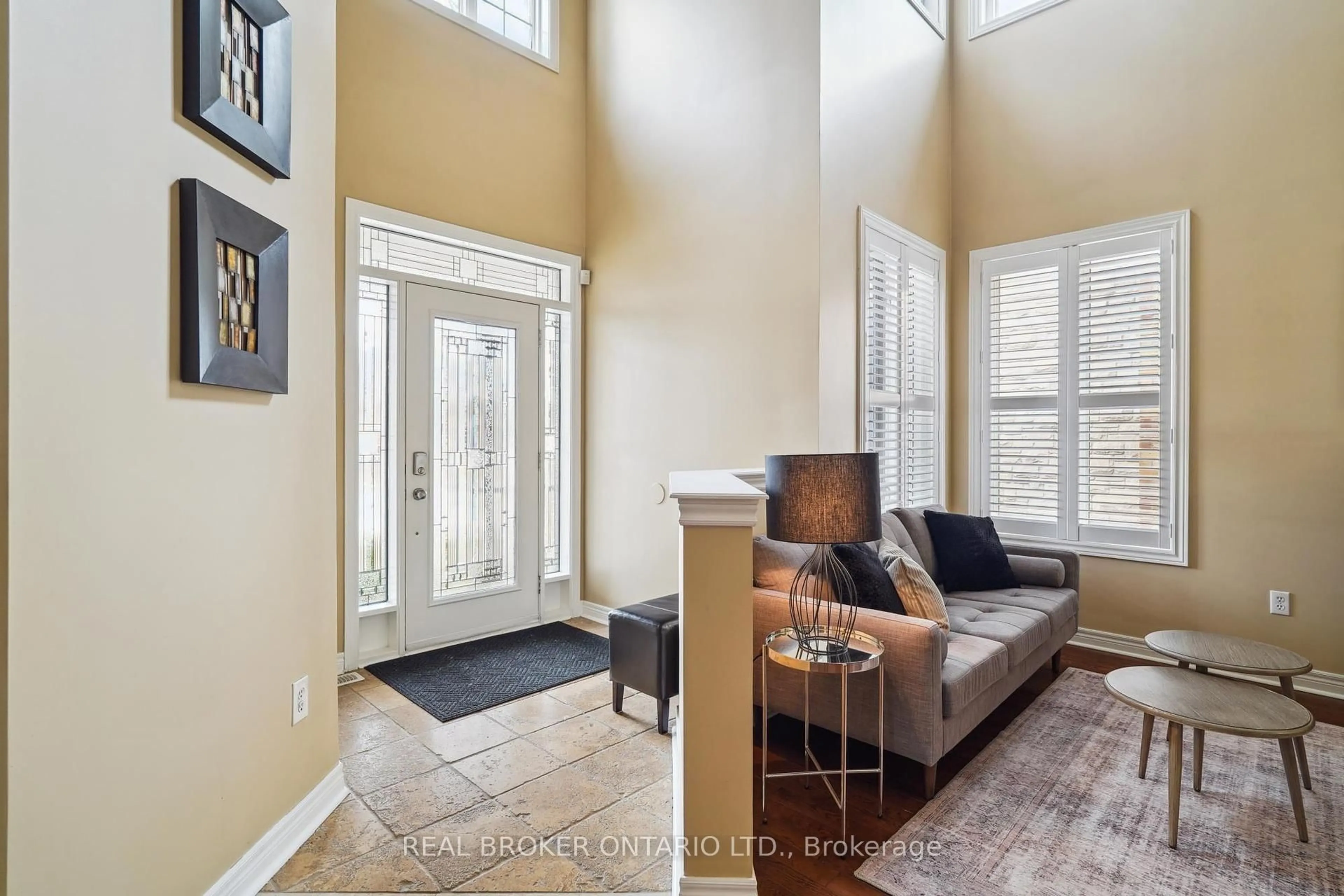 Indoor entryway for 2136 PINE GLEN Rd, Oakville Ontario L6M 5B4