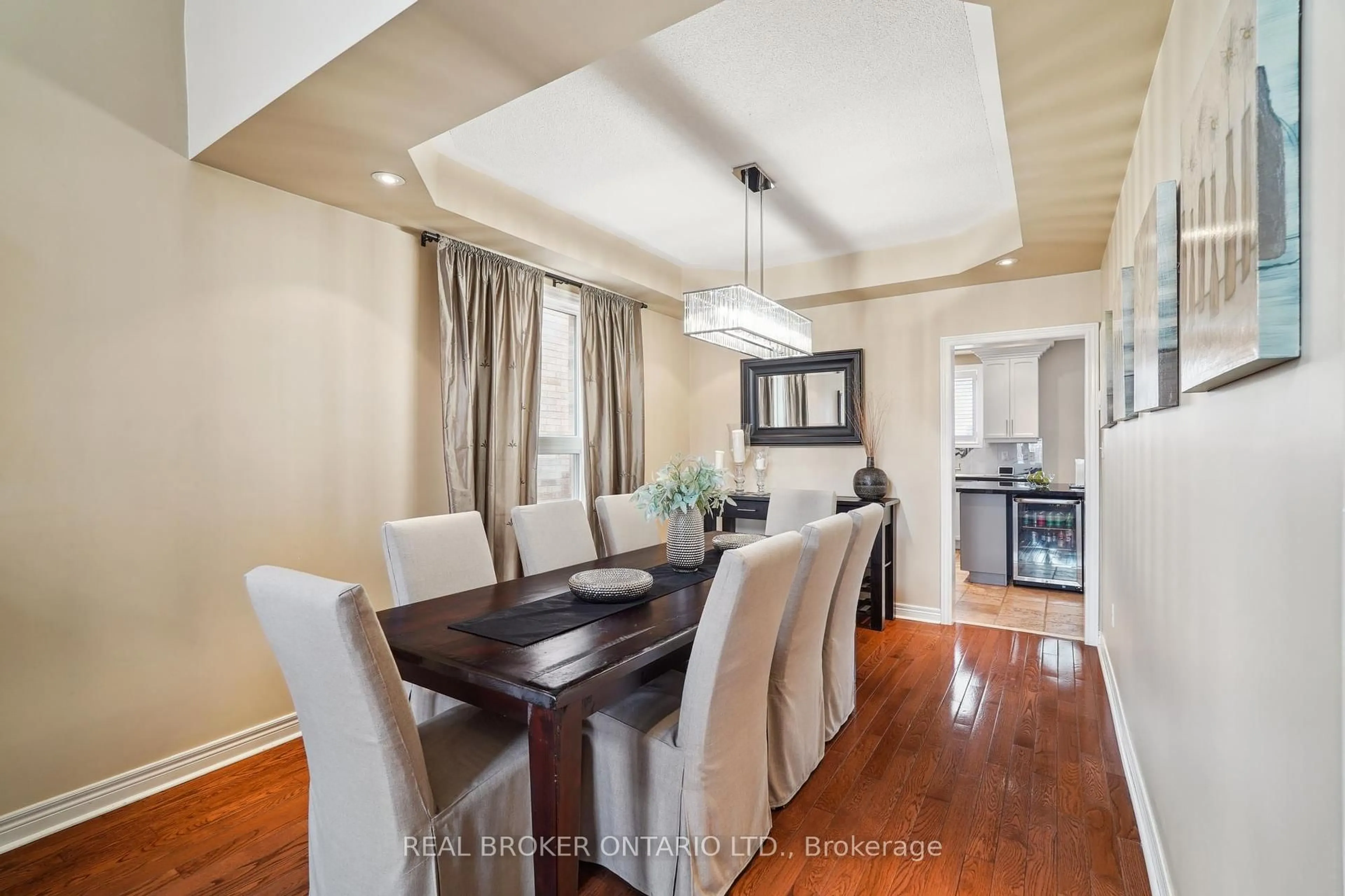 Dining room, wood/laminate floor for 2136 PINE GLEN Rd, Oakville Ontario L6M 5B4