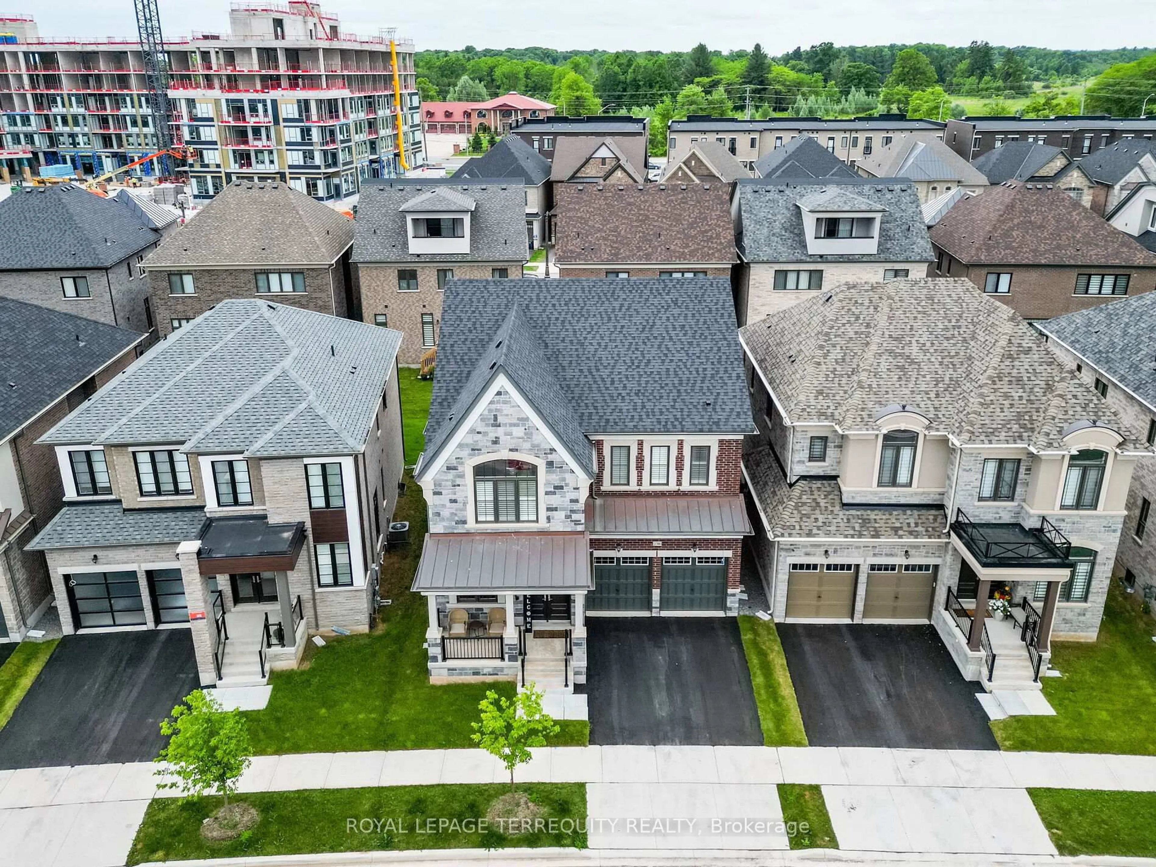 A pic from outside/outdoor area/front of a property/back of a property/a pic from drone, street for 1386 Queens Plate Rd, Oakville Ontario L6M 5L4