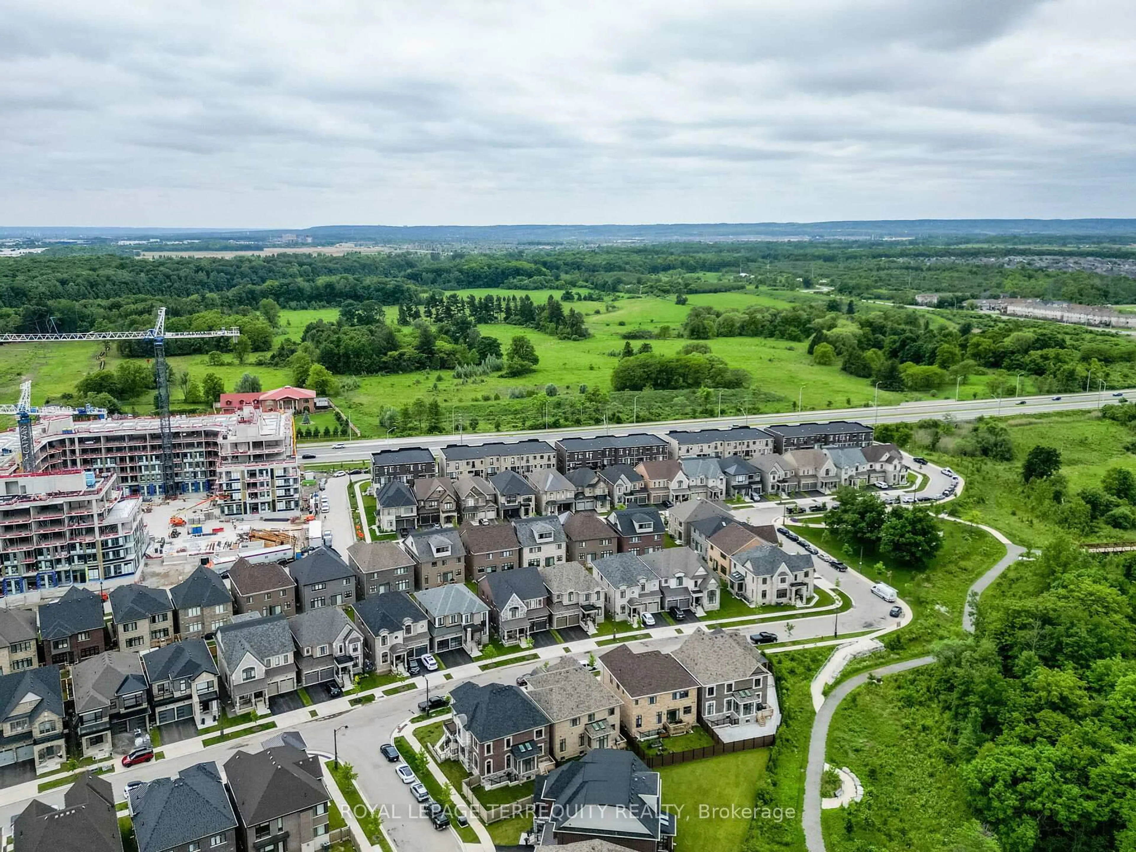 A pic from outside/outdoor area/front of a property/back of a property/a pic from drone, unknown for 1386 Queens Plate Rd, Oakville Ontario L6M 5L4