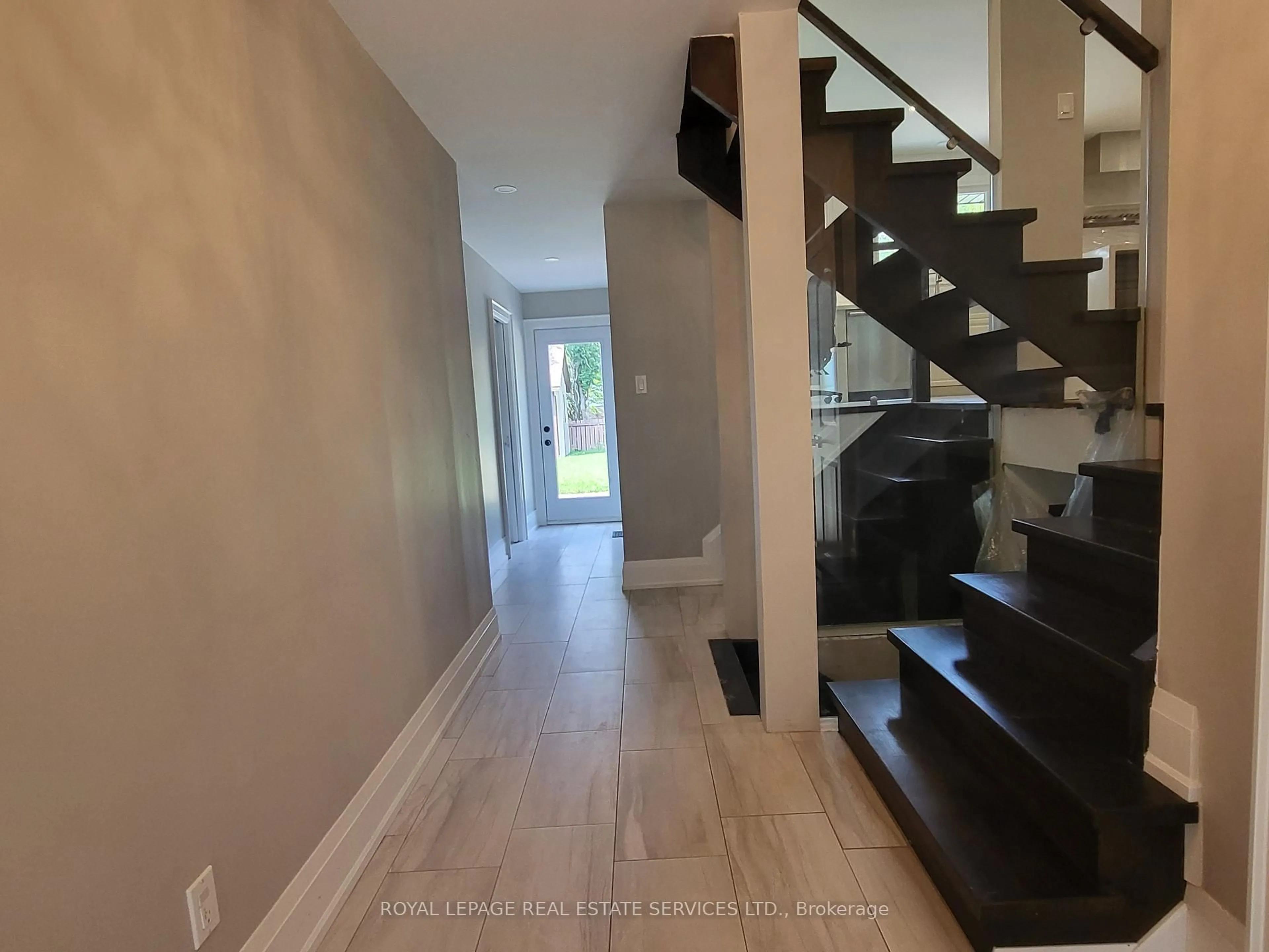 Indoor entryway for 241 Sunrise Cres, Oakville Ontario L6L 3L4