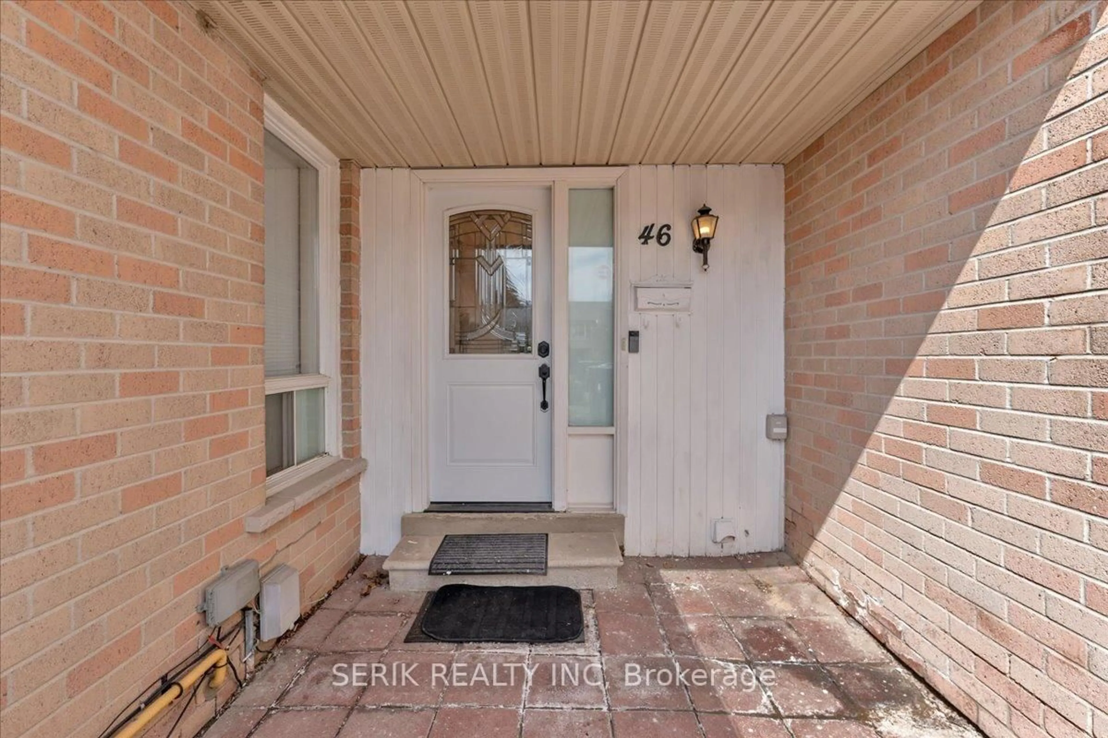 Indoor entryway for 46 Primrose Cres, Brampton Ontario L6Z 1E3