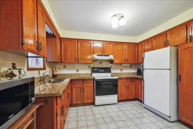 Additional property image - 3135 Fairfox Cres