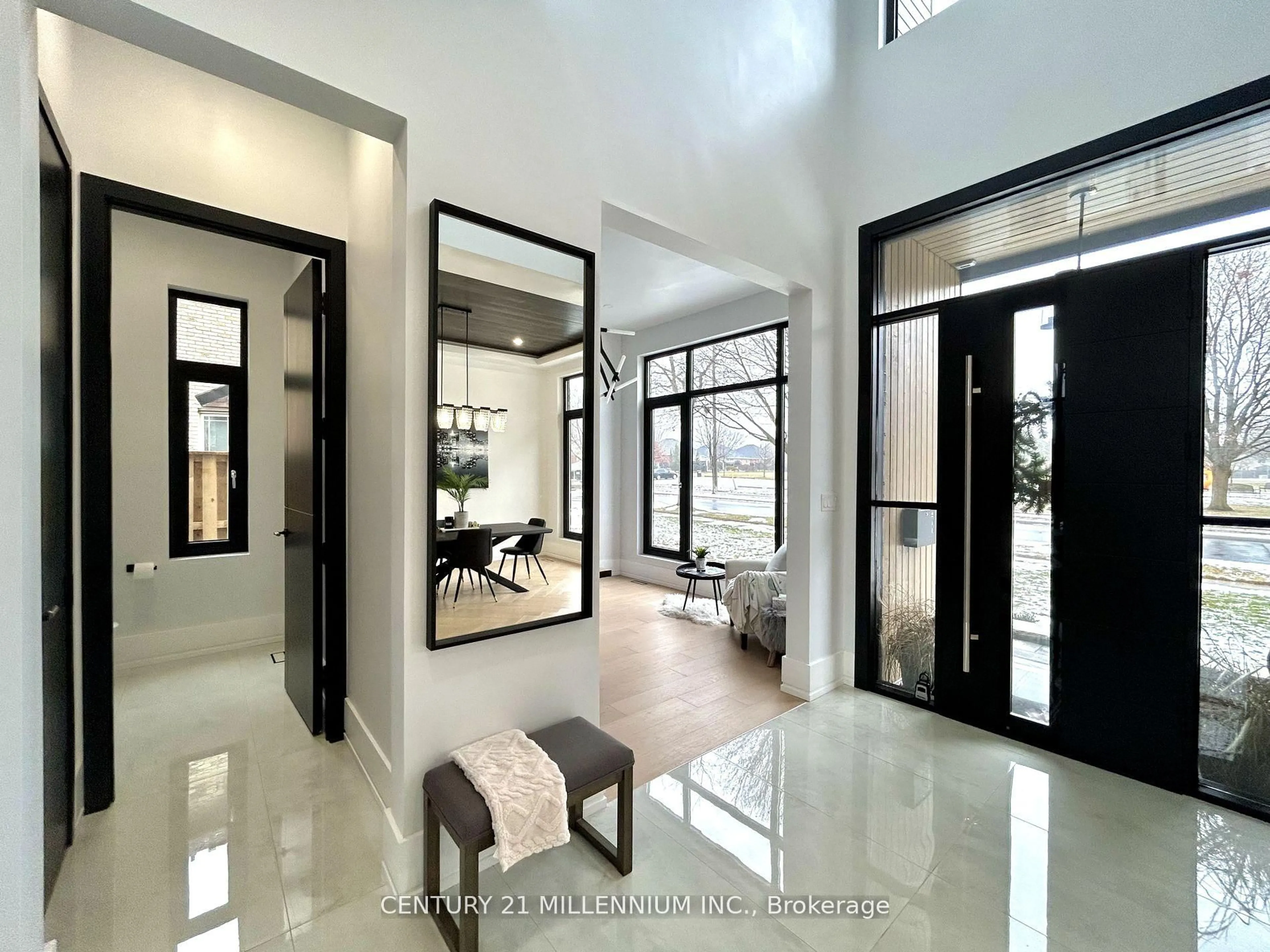 Indoor entryway for 318 Tuck Dr, Burlington Ontario L7L 2R3
