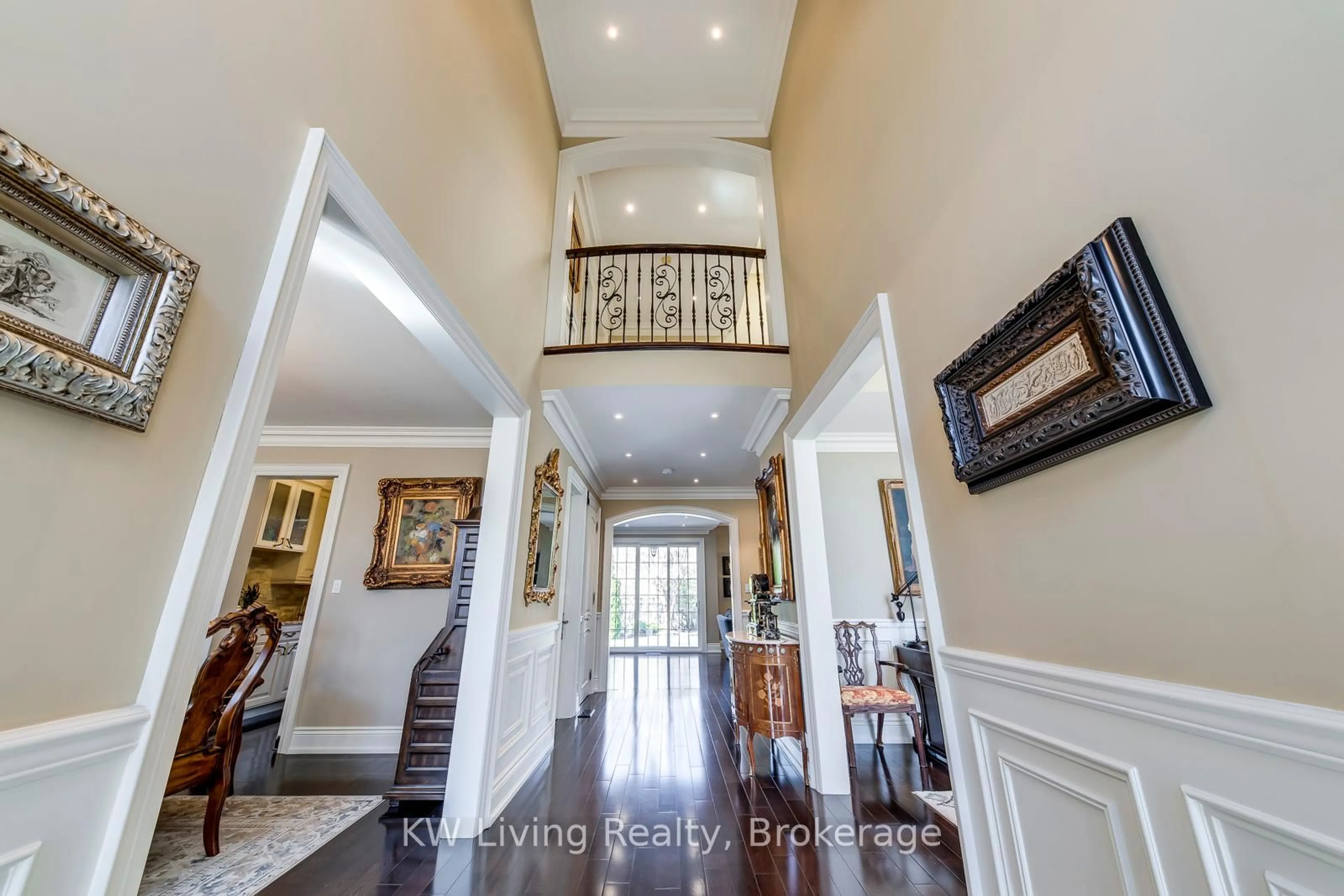 Indoor entryway for 70 Hartfield Rd, Toronto Ontario M9A 3E2