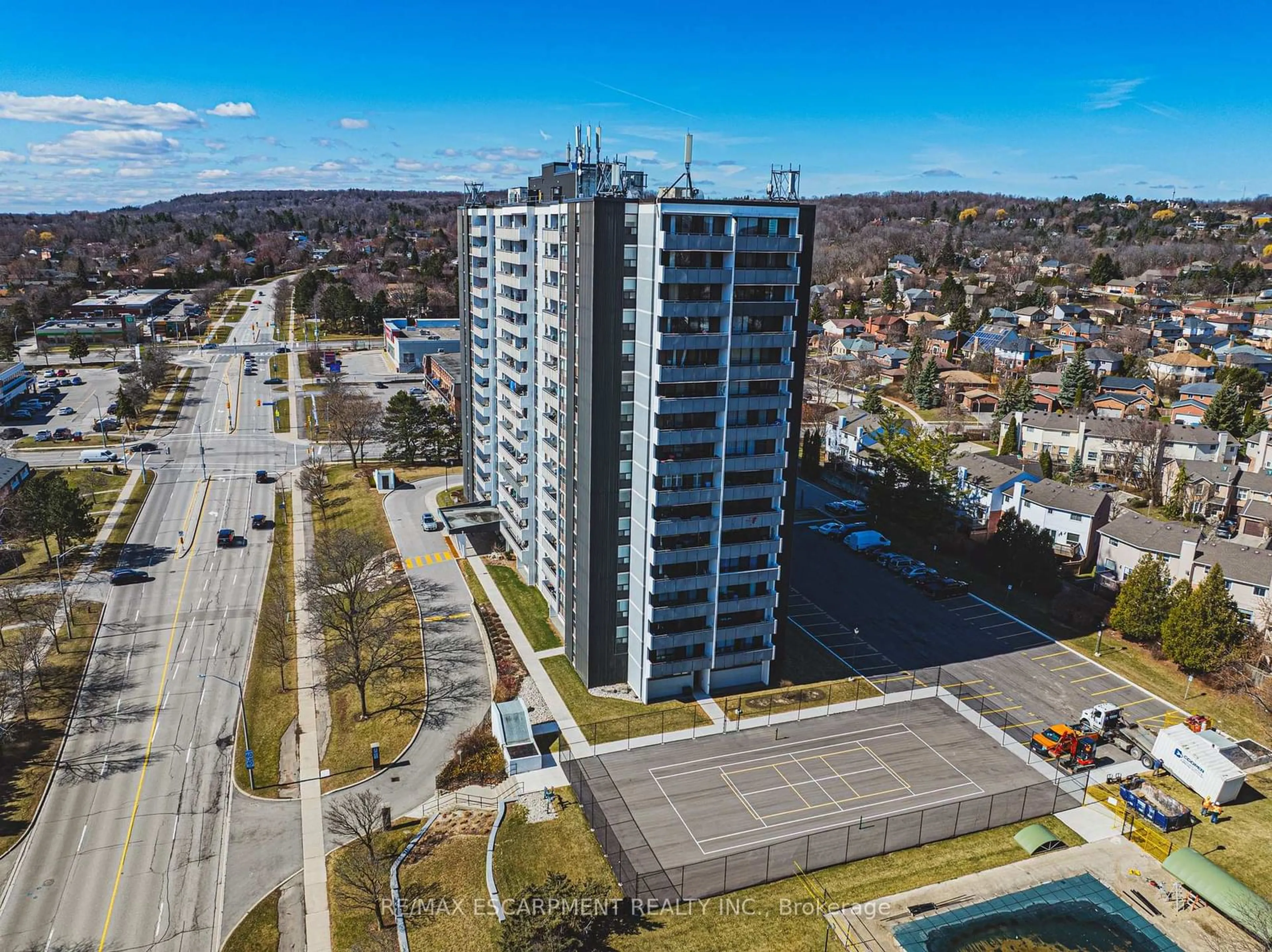 A pic from outside/outdoor area/front of a property/back of a property/a pic from drone, unknown for 2055 UPPER MIDDLE Rd #304, Burlington Ontario L7P 3P4