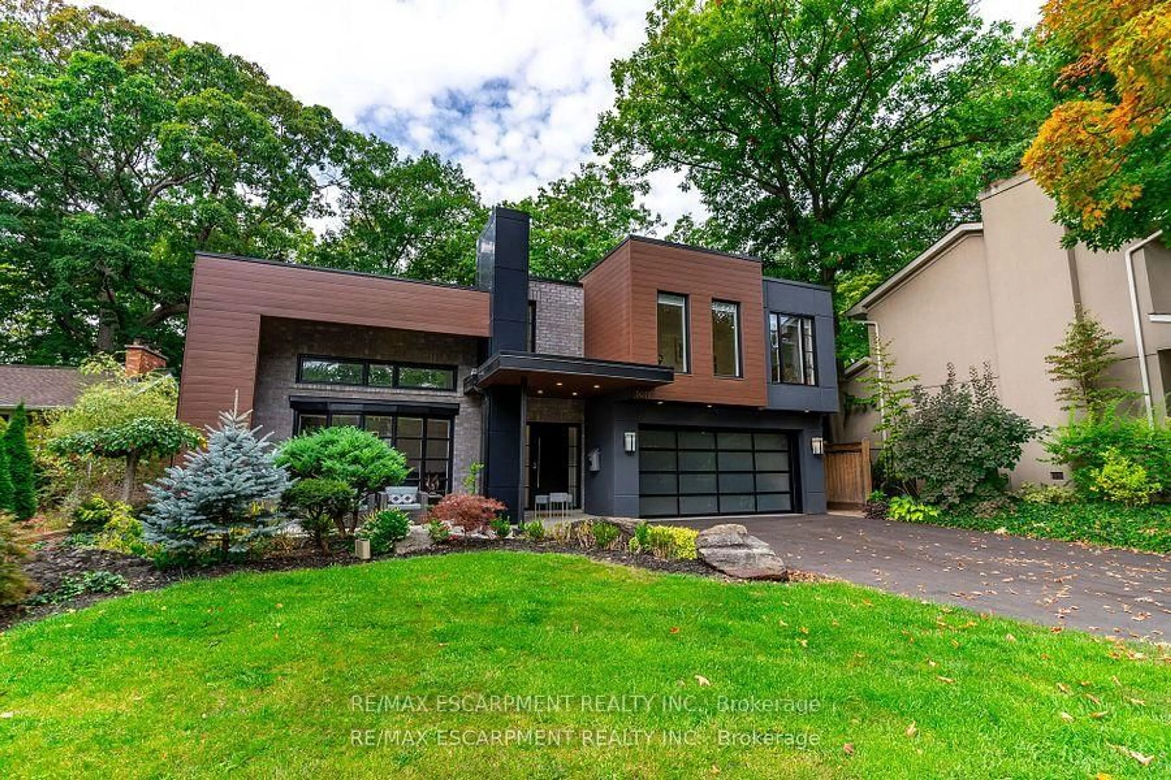 Home with brick exterior material, street for 5071 Spruce Ave, Burlington Ontario L7L 1M6