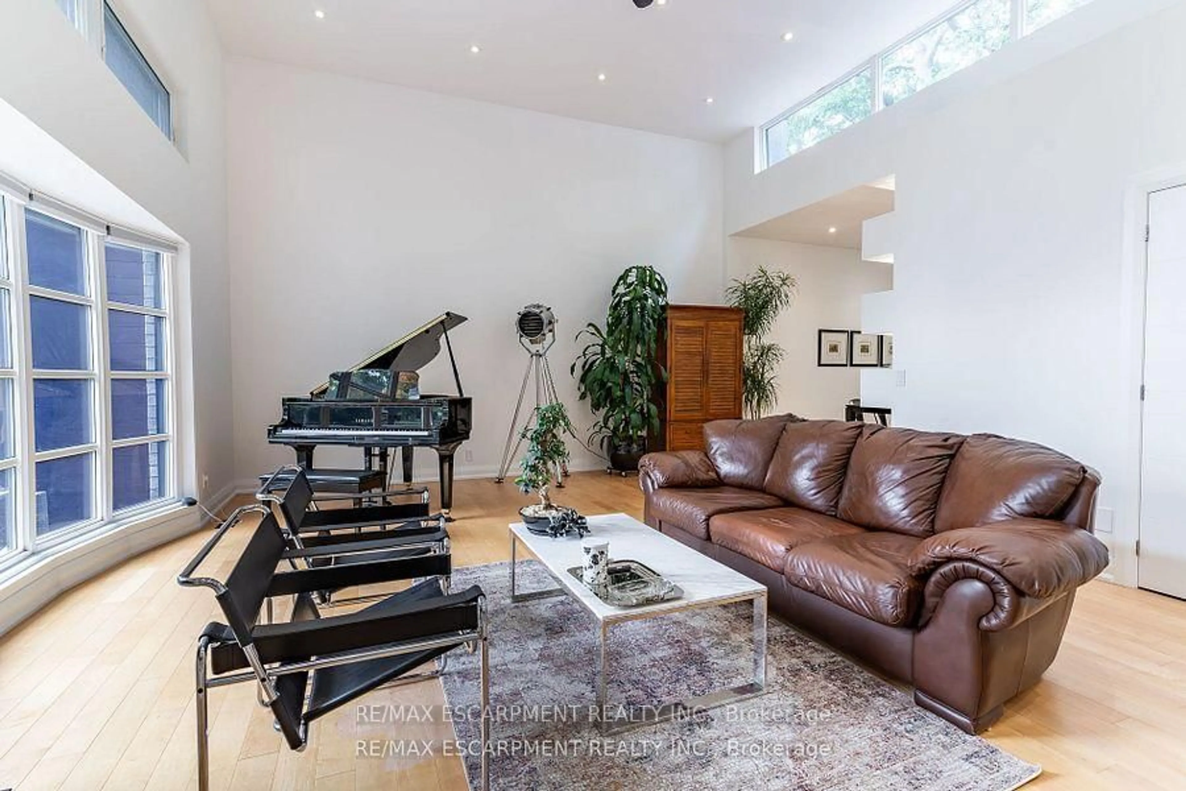 Living room with furniture, unknown for 5071 Spruce Ave, Burlington Ontario L7L 1M6