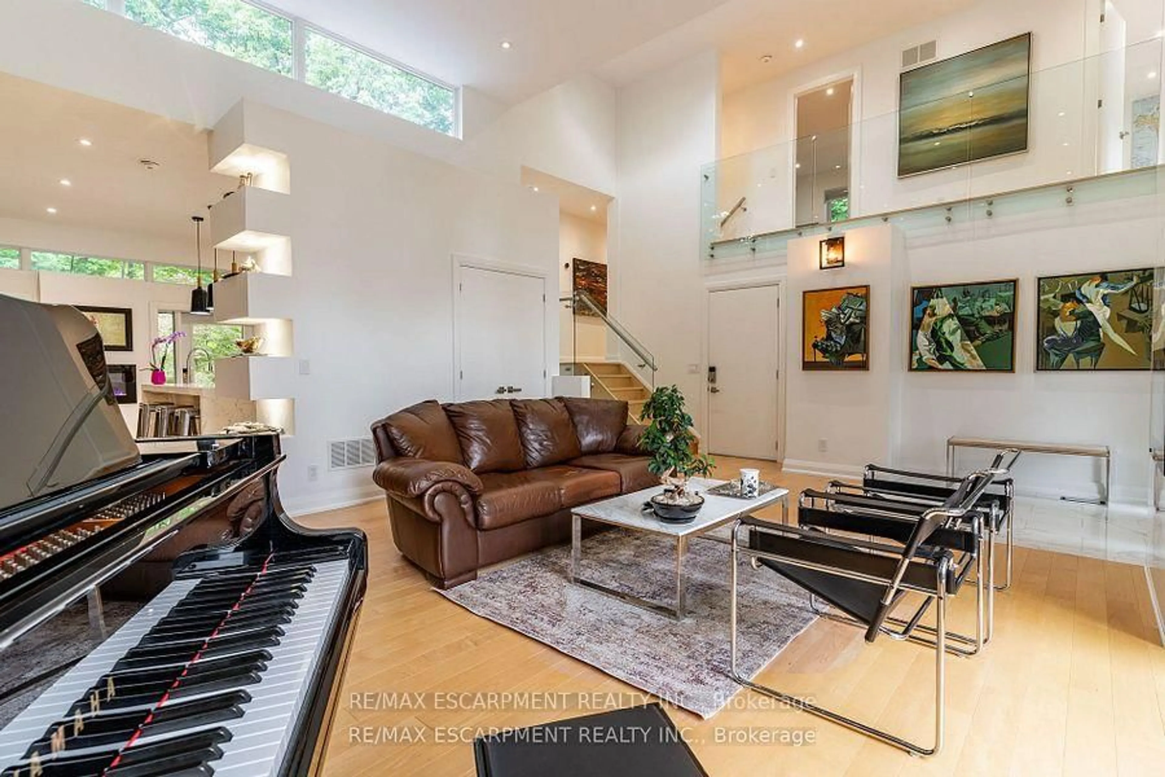 Living room with furniture, unknown for 5071 Spruce Ave, Burlington Ontario L7L 1M6
