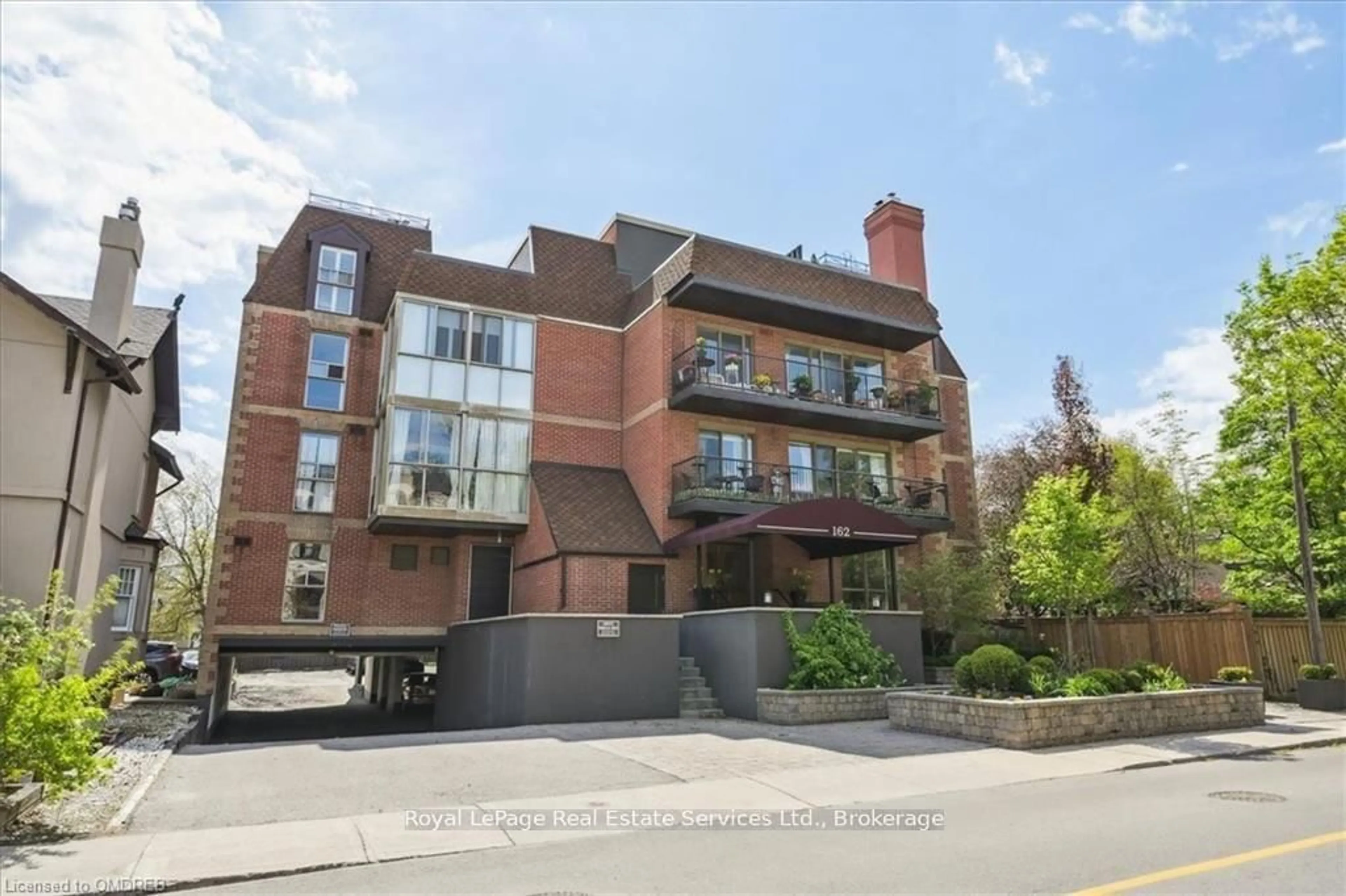 Patio, building for 162 REYNOLDS St #102, Oakville Ontario L6J 3K9