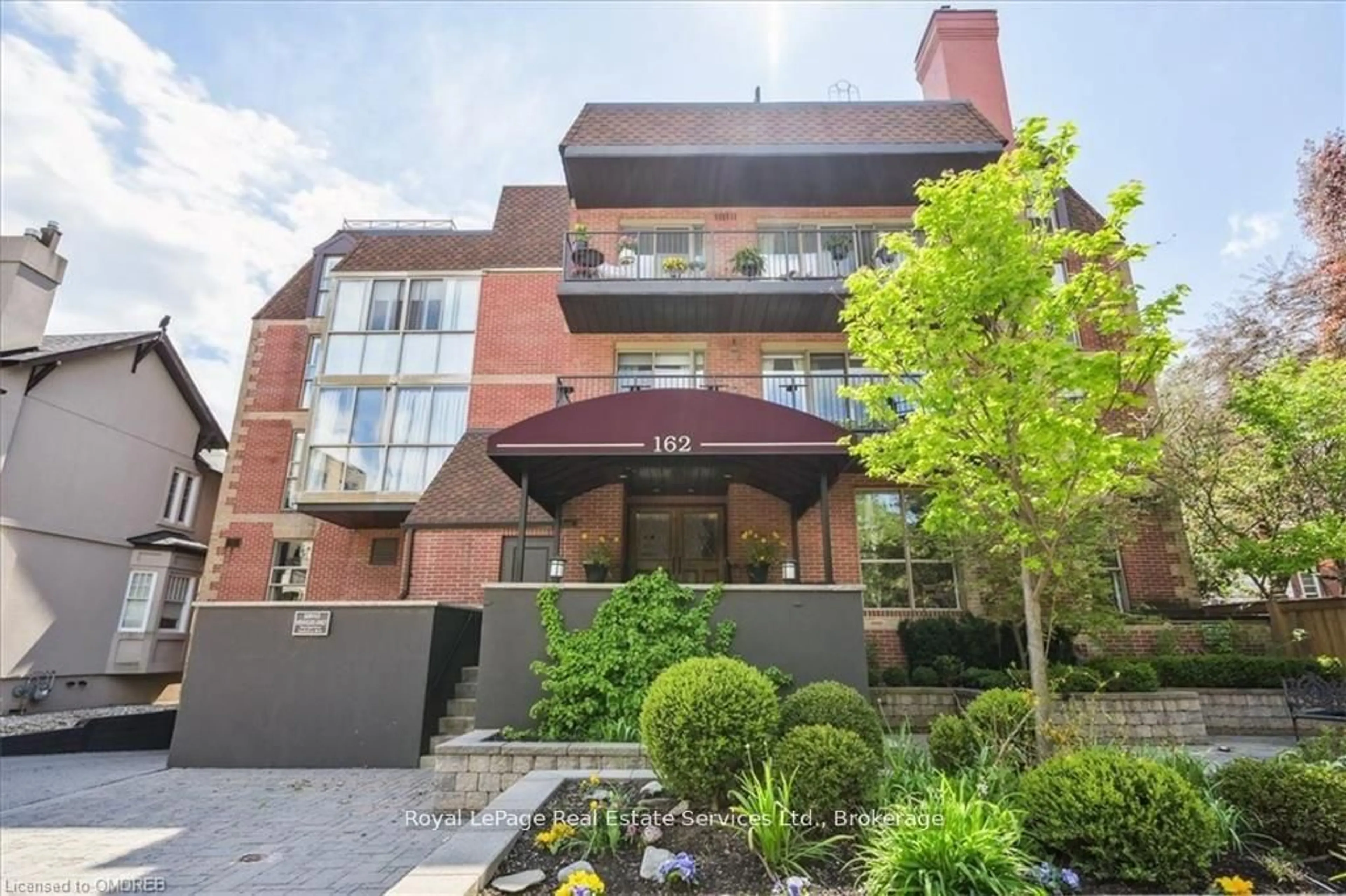 Patio, building for 162 REYNOLDS St #102, Oakville Ontario L6J 3K9