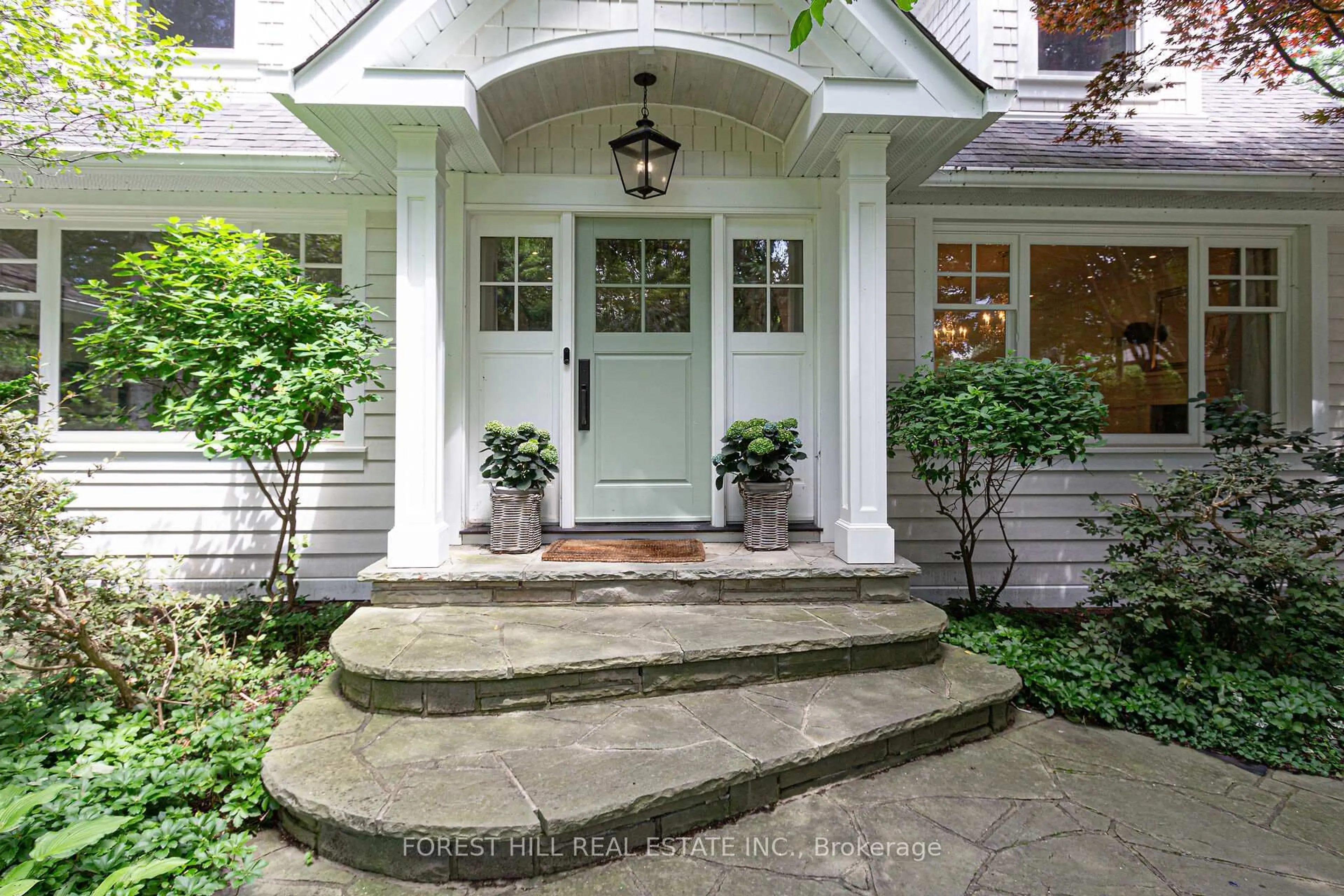 Indoor entryway for 161 Dianne Ave, Oakville Ontario L6J 4G8
