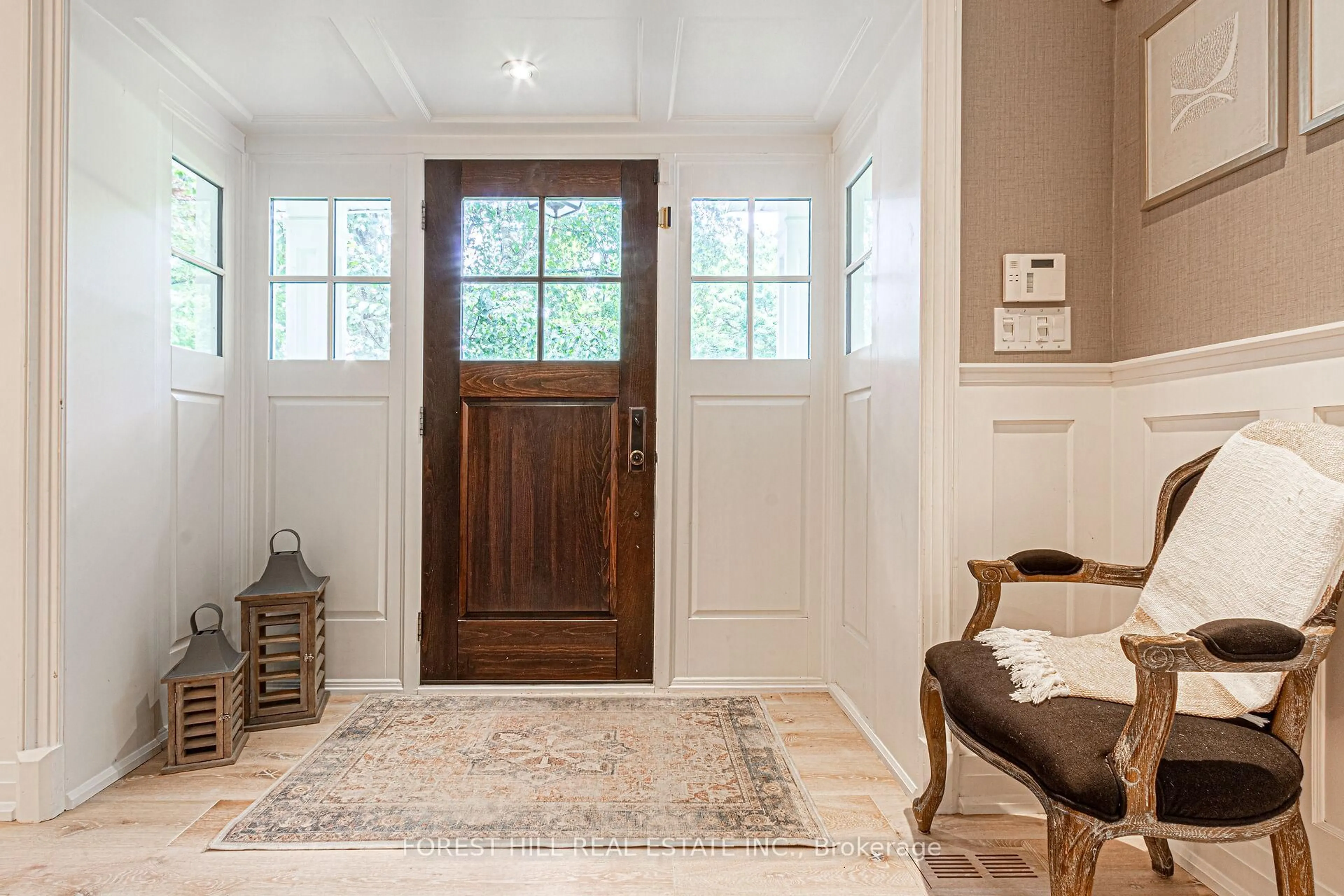 Indoor entryway for 161 Dianne Ave, Oakville Ontario L6J 4G8