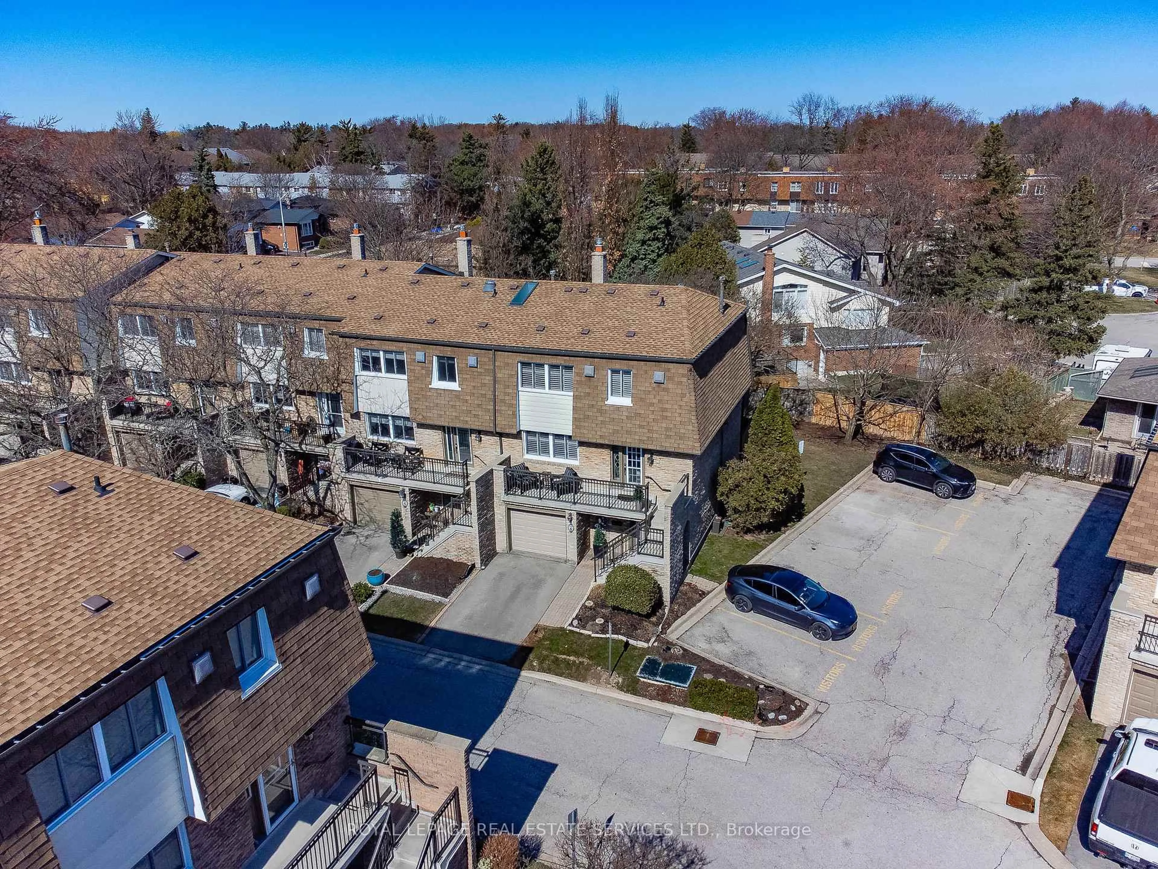A pic from outside/outdoor area/front of a property/back of a property/a pic from drone, street for 2098 Marine Dr #6, Oakville Ontario L6L 1B7