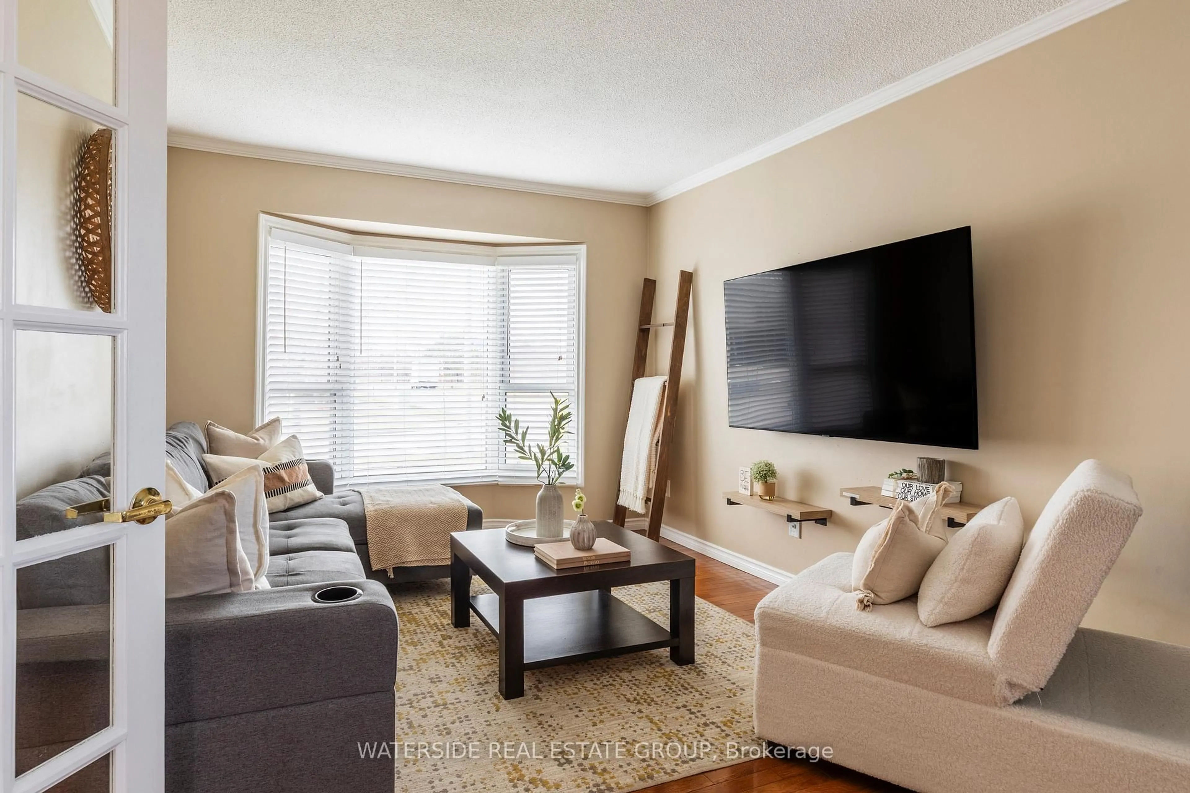 Living room with furniture, unknown for 3261 Woodcroft Cres, Burlington Ontario L7M 3K8