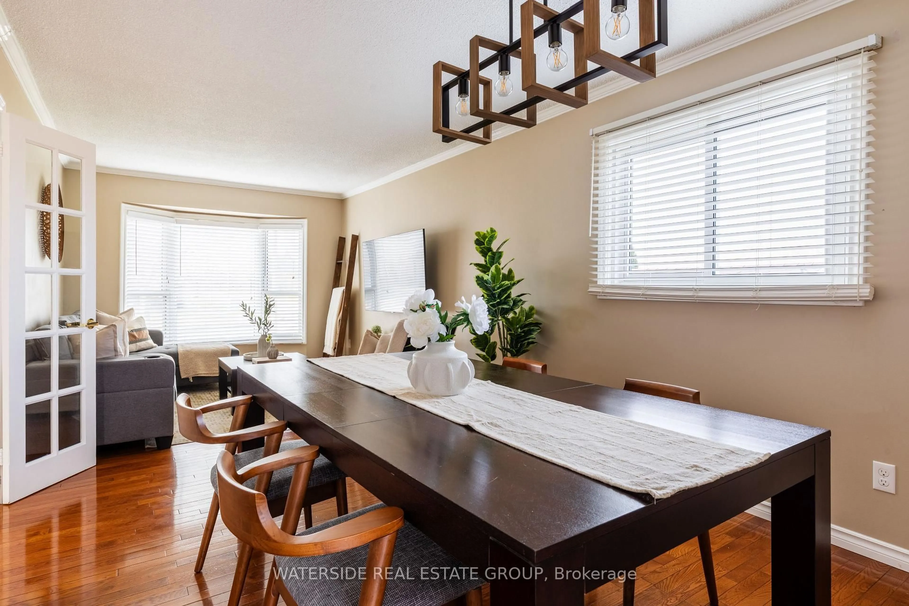 Dining room, wood/laminate floor for 3261 Woodcroft Cres, Burlington Ontario L7M 3K8