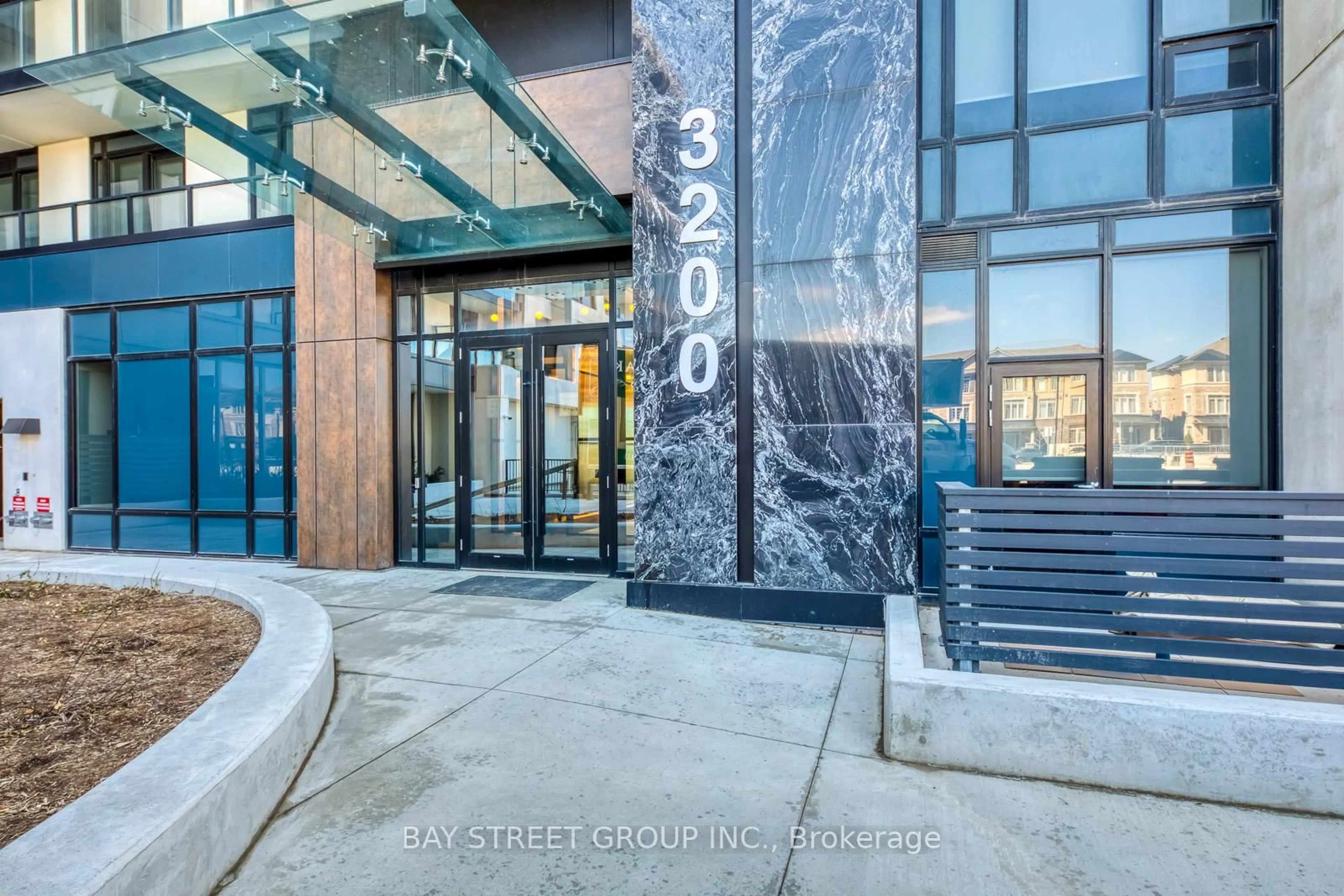 Indoor foyer for 3200 William Coltson Ave #1006, Oakville Ontario L6H 7W6