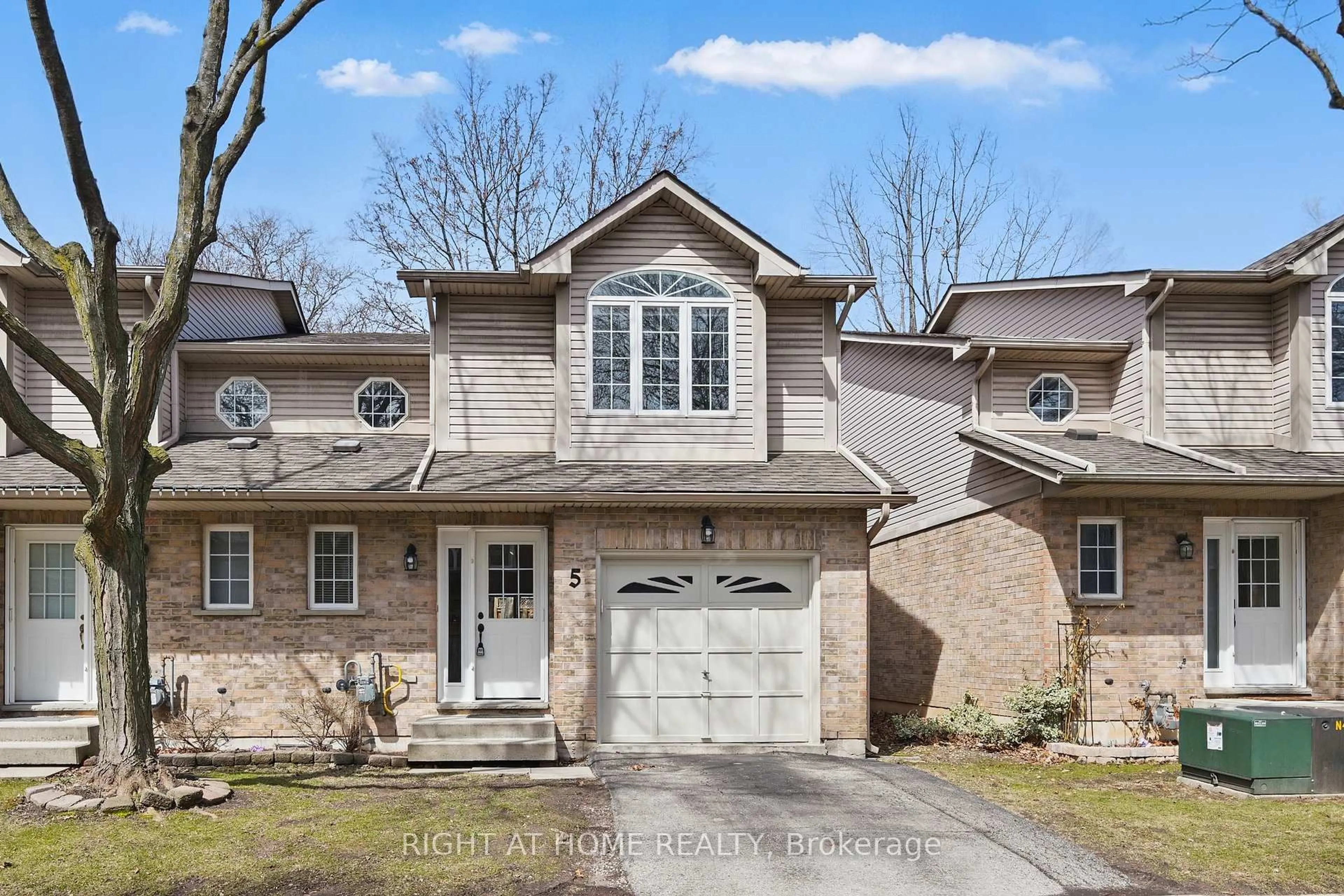Home with brick exterior material, street for 1335 Guelph Line #5, Burlington Ontario L7P 2T2