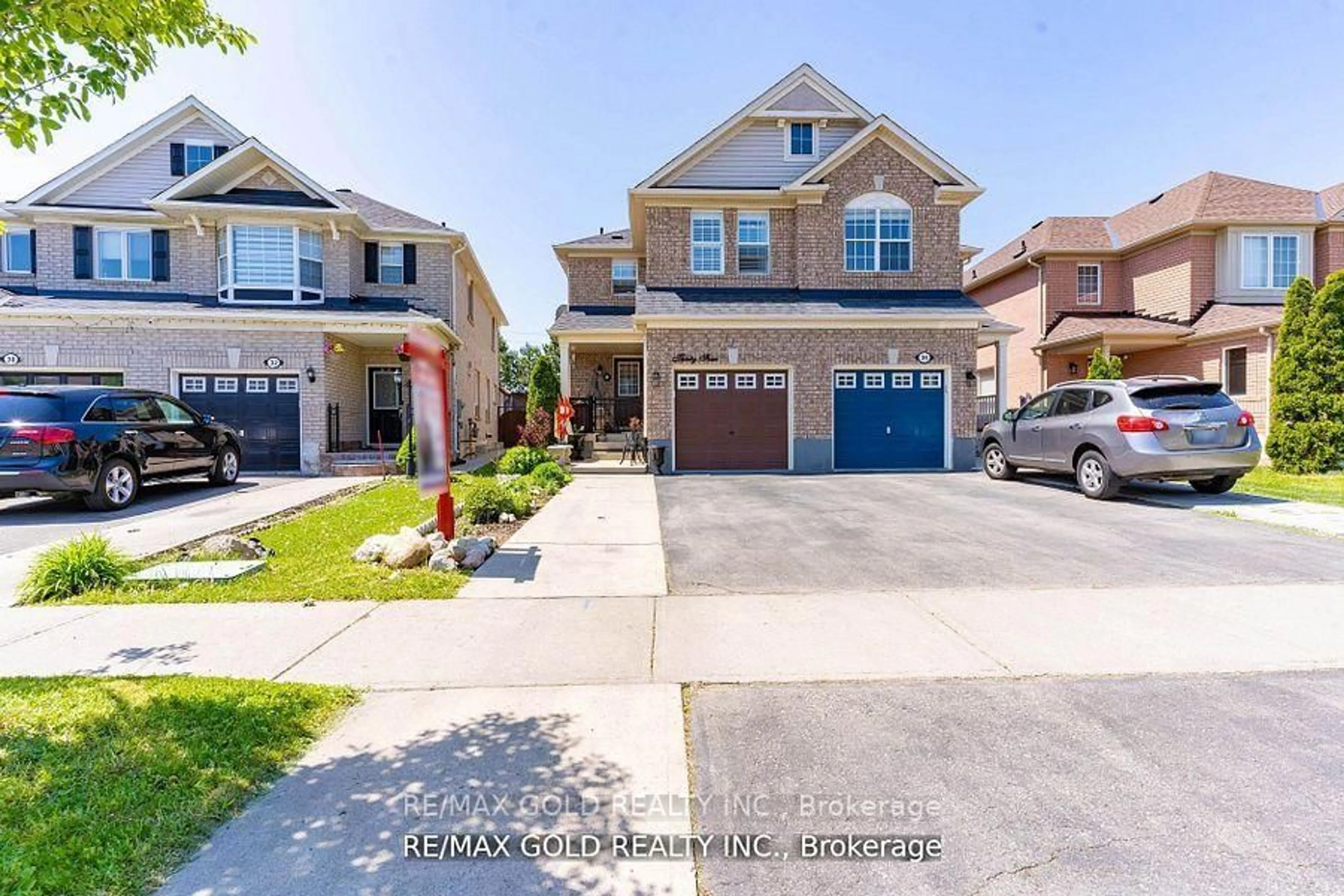 A pic from outside/outdoor area/front of a property/back of a property/a pic from drone, street for 34 Jingle Cres, Brampton Ontario L6S 0B2