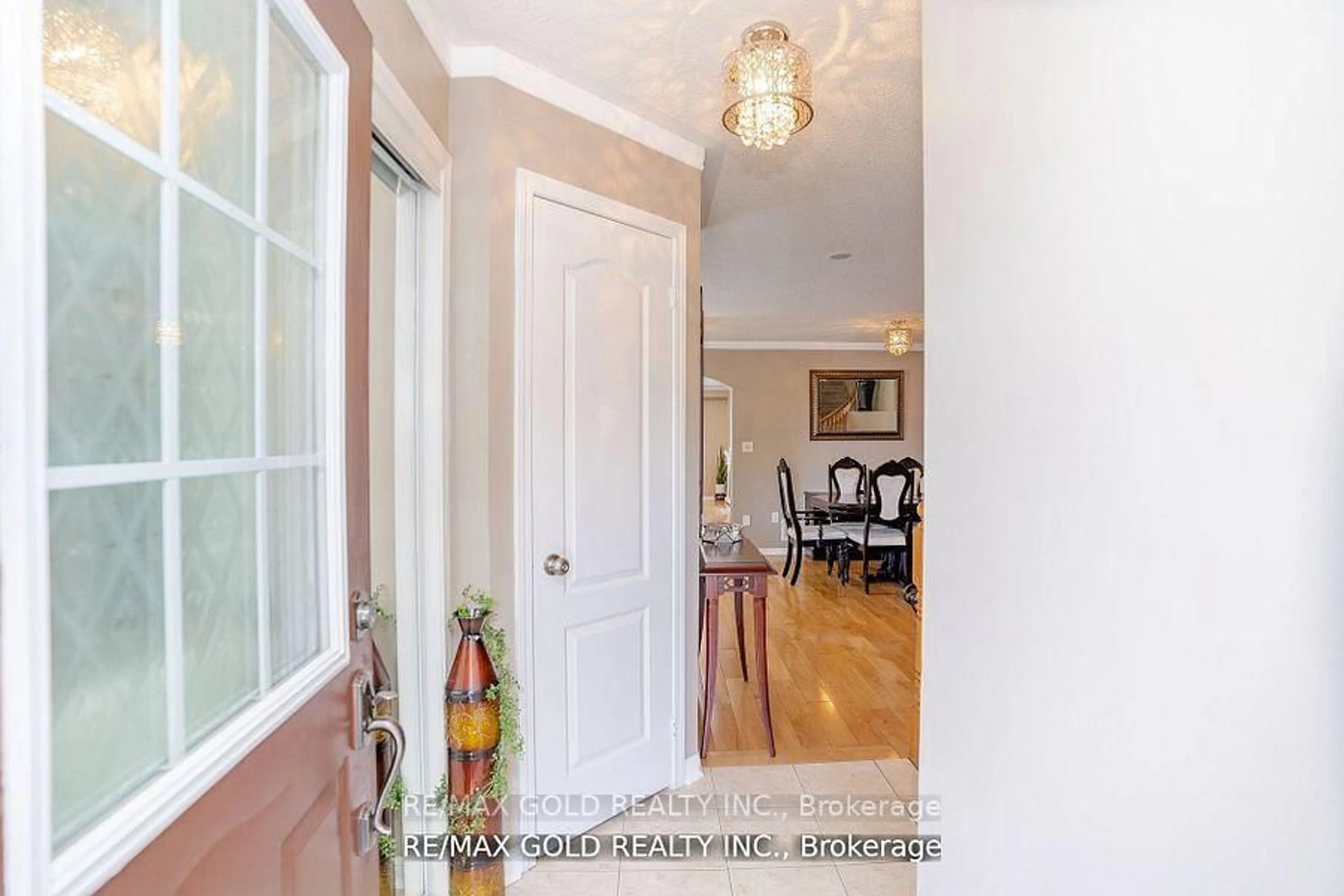 Indoor entryway for 34 Jingle Cres, Brampton Ontario L6S 0B2