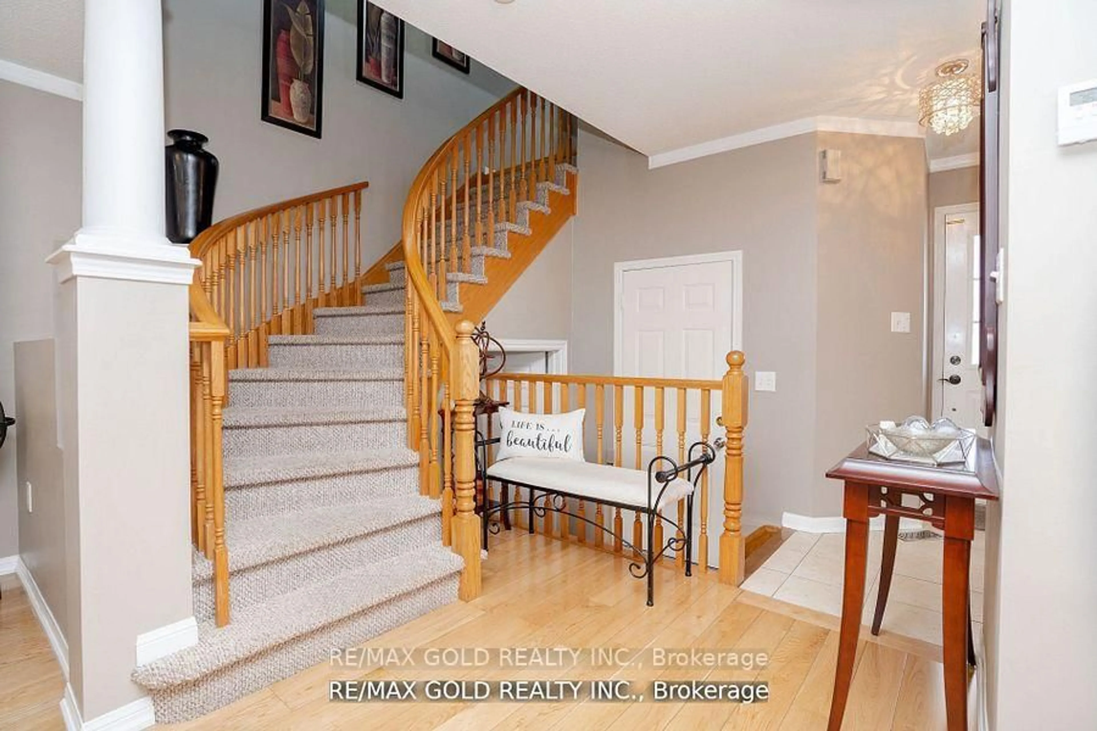 Indoor foyer for 34 Jingle Cres, Brampton Ontario L6S 0B2