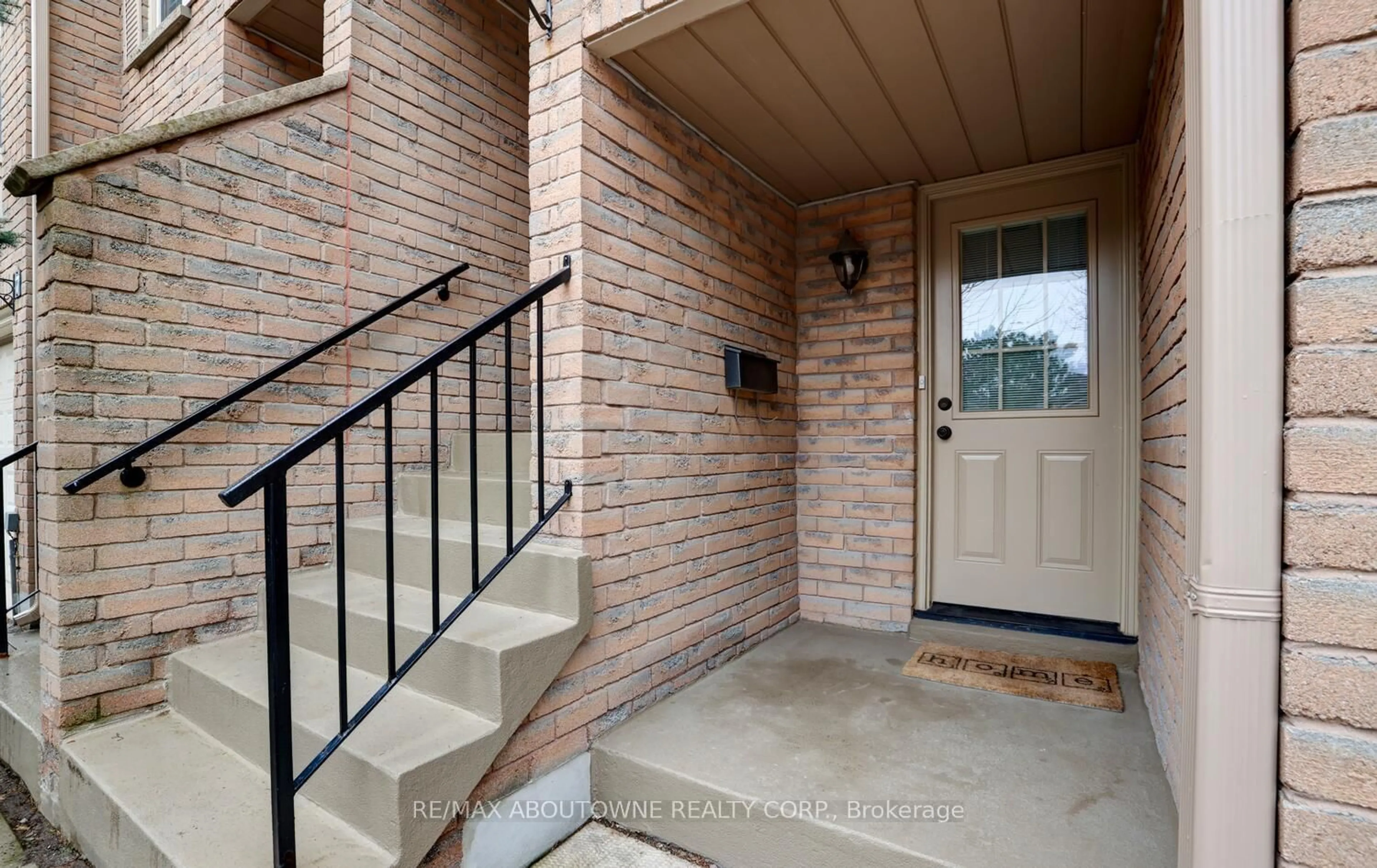 Indoor entryway for 2272 Mowat Ave #6, Oakville Ontario L6H 5L8