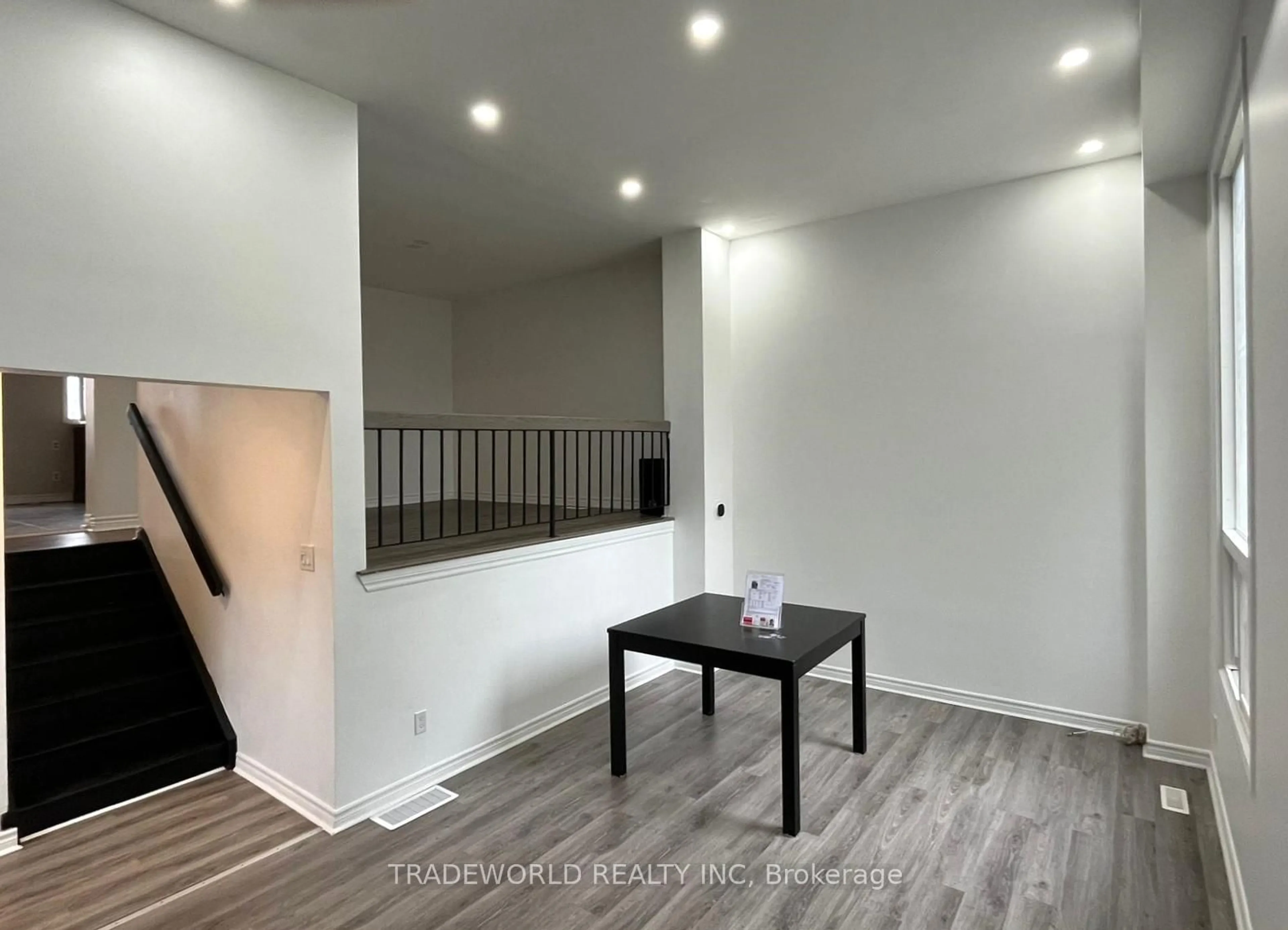 Indoor entryway for 7465 Bybrook Dr, Mississauga Ontario L4T 3R3