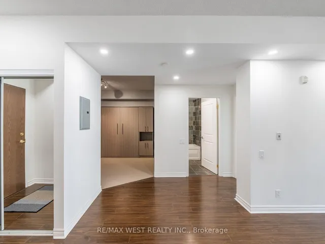Additional property image - 4196 Dundas St Unit PH 609