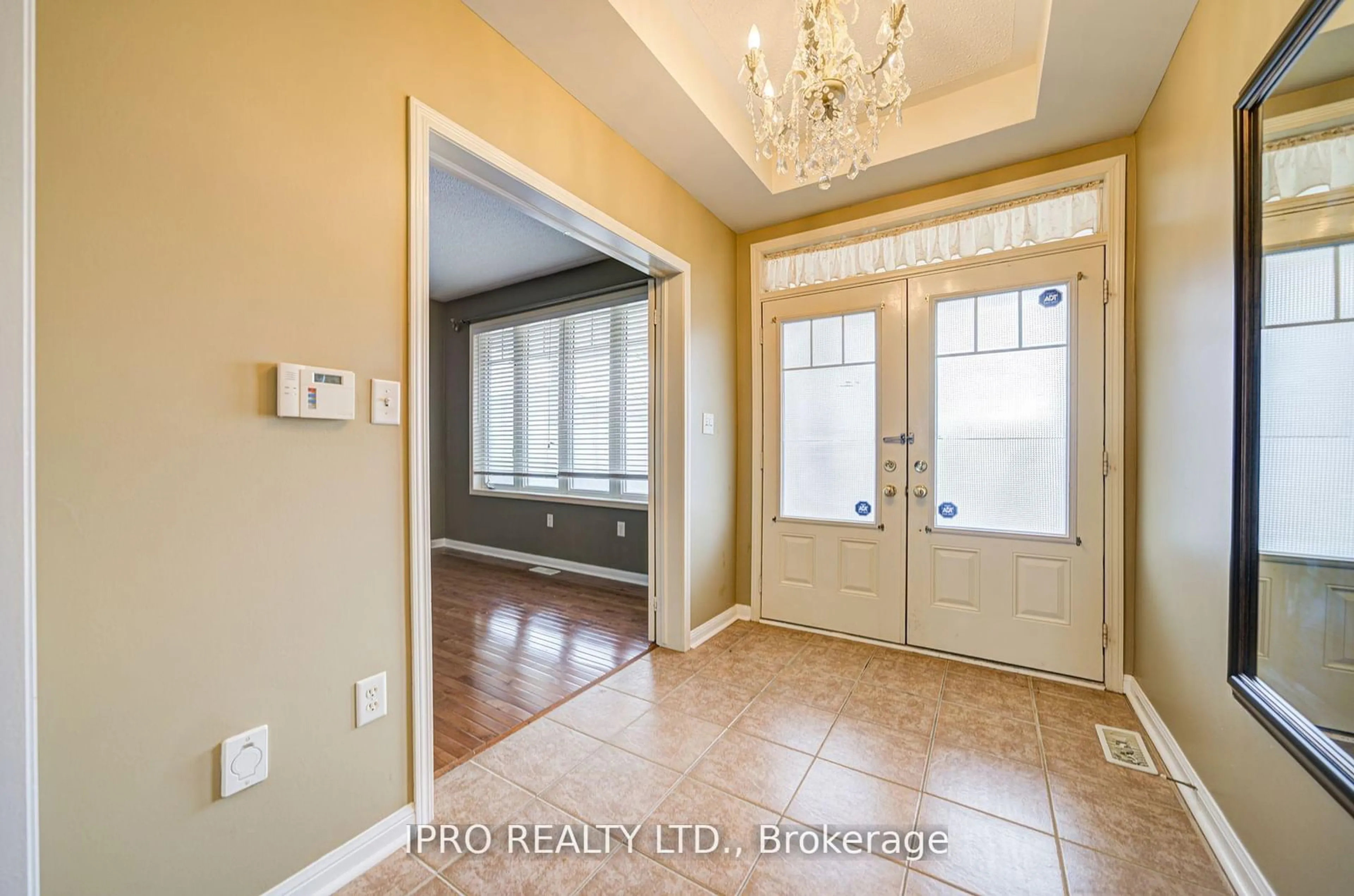 Indoor entryway for 7 Bonavista Dr, Brampton Ontario L6X 0N2