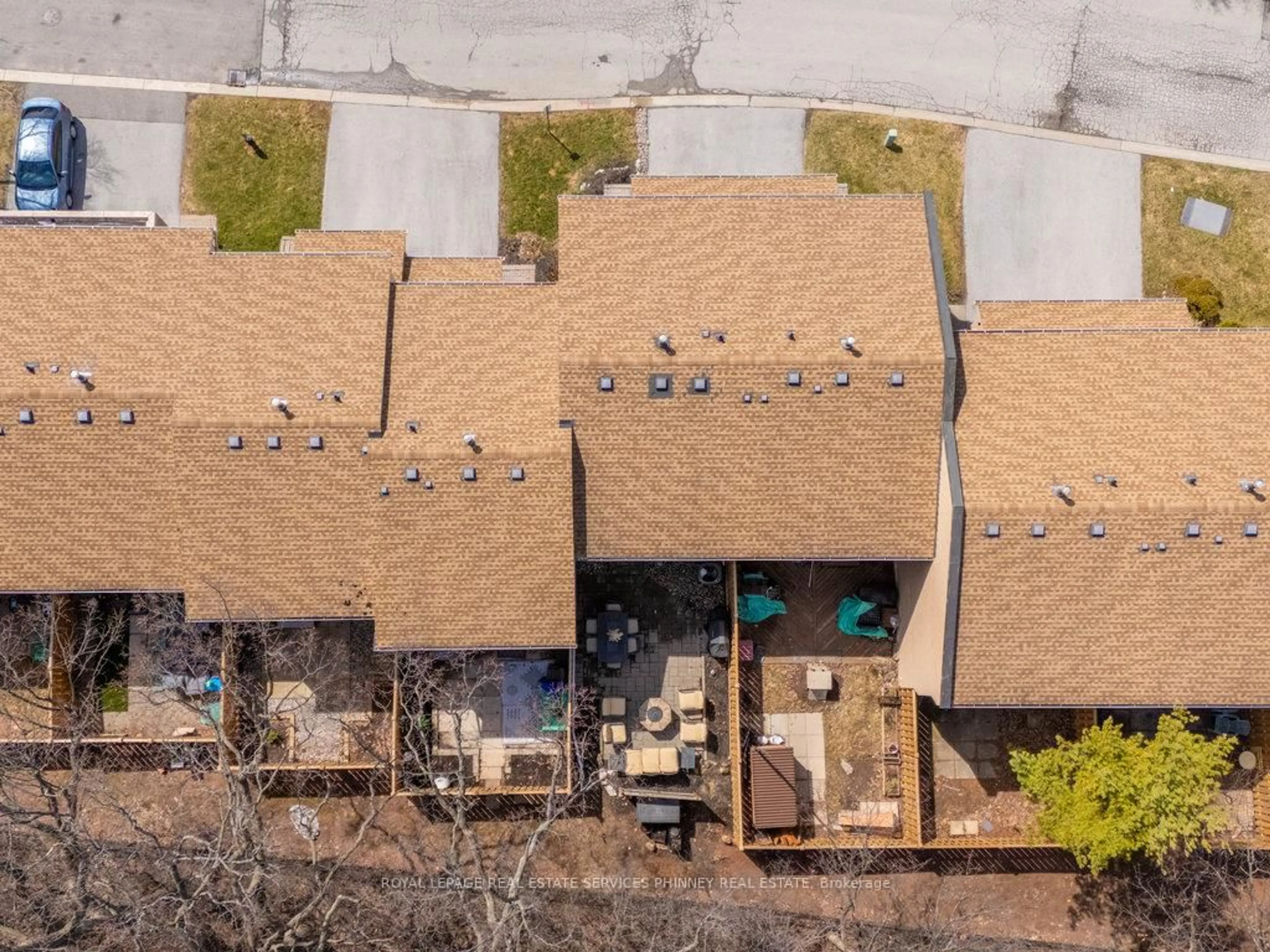 A pic from outside/outdoor area/front of a property/back of a property/a pic from drone, city buildings view from balcony for 1558 Lancaster Dr #66, Oakville Ontario L6H 2Z4