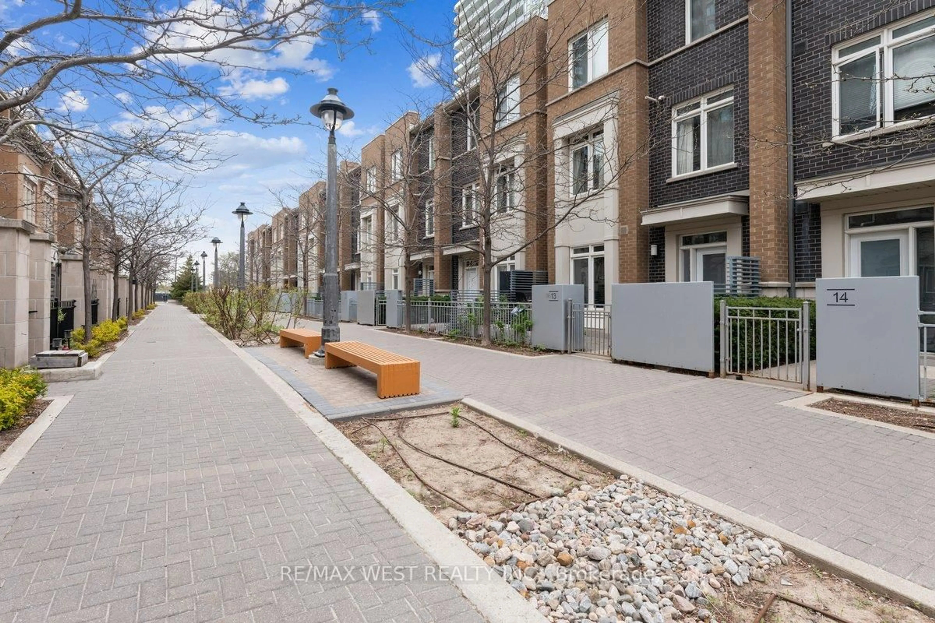 Unknown for 370 Square One Dr #Th#13, Mississauga Ontario L5B 0E6