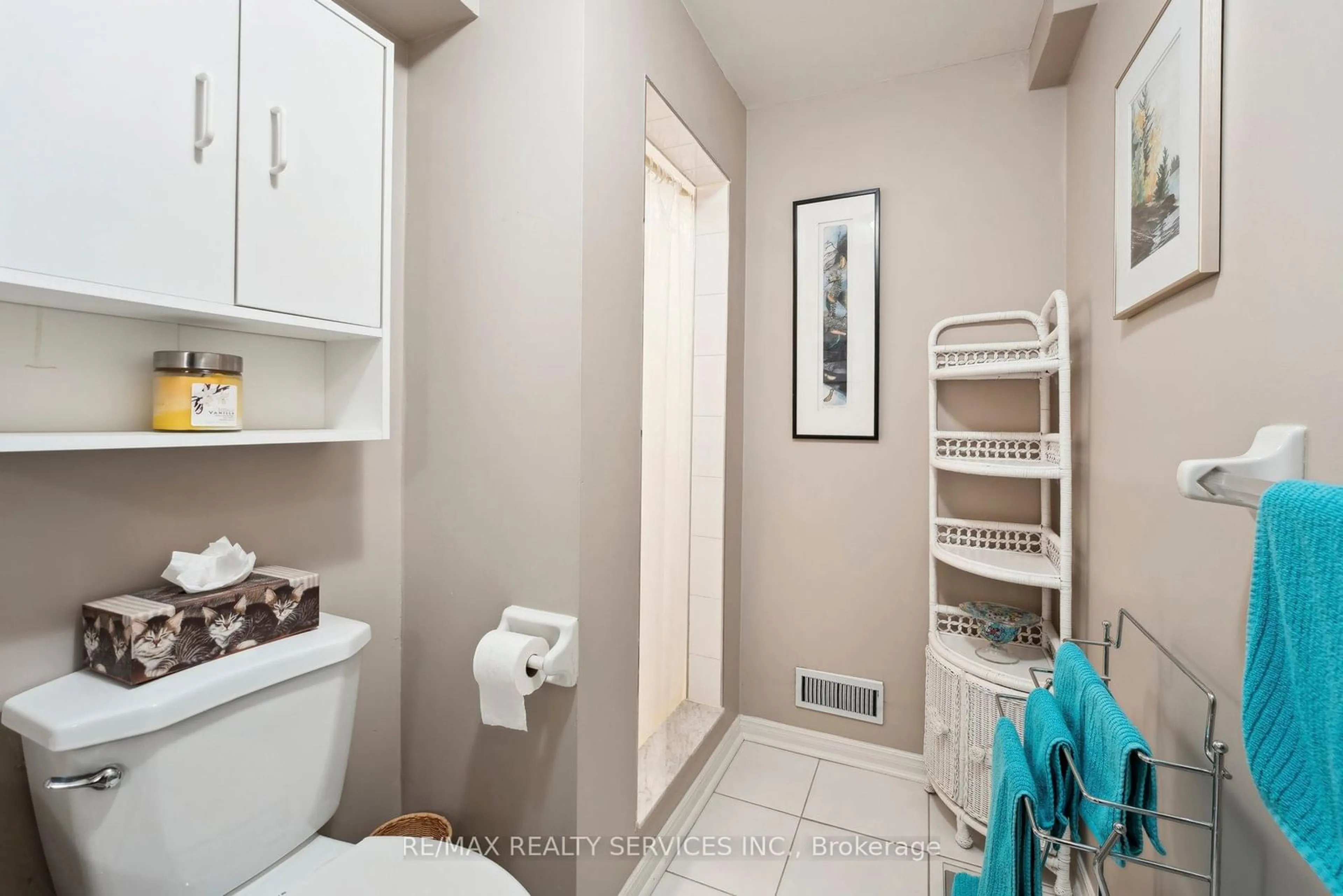 Standard bathroom, ceramic/tile floor for 52 Buffridge Tr, Brampton Ontario L7A 1H8