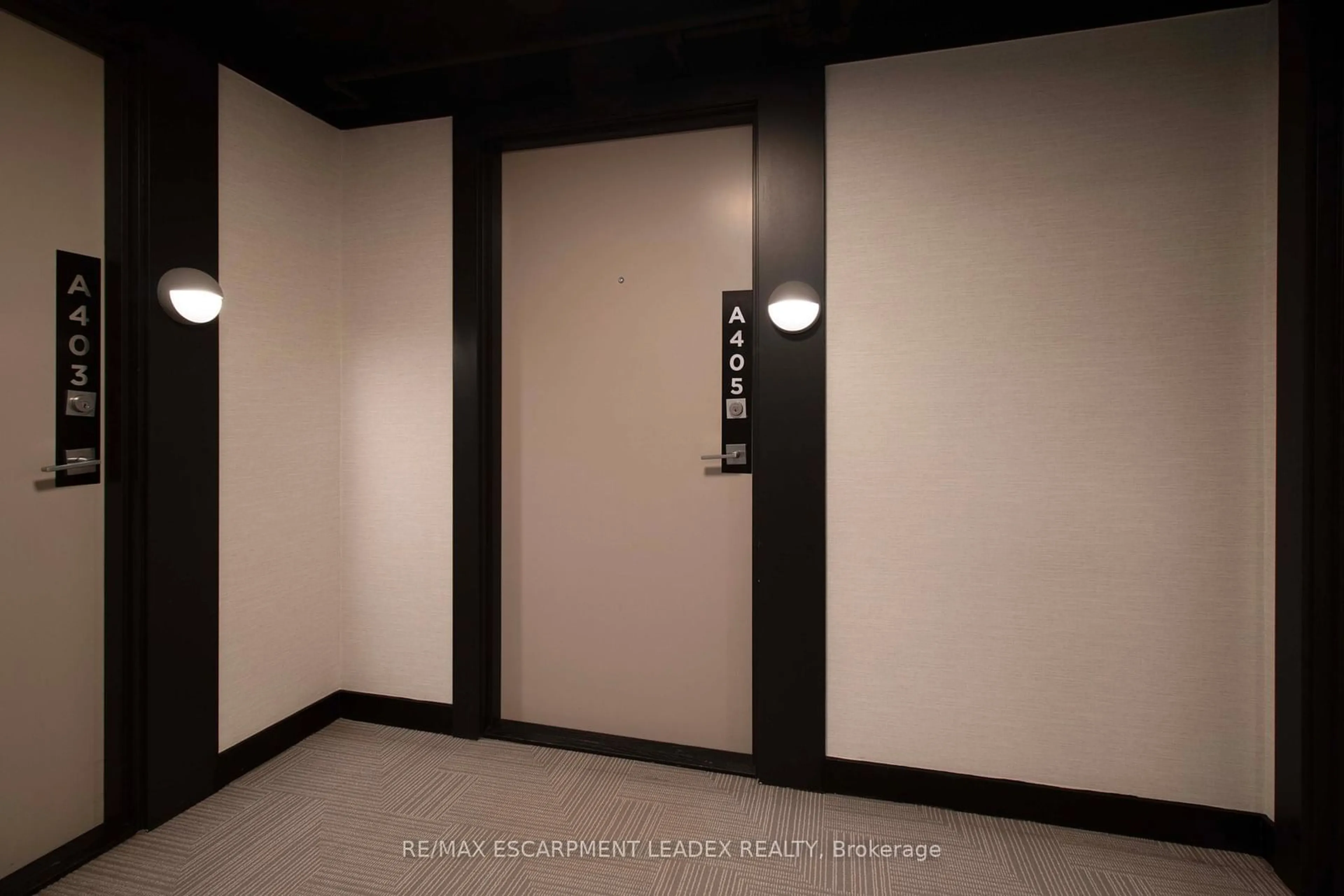 Indoor foyer for 1117 COOKE Blvd #A405, Burlington Ontario L7T 0C6