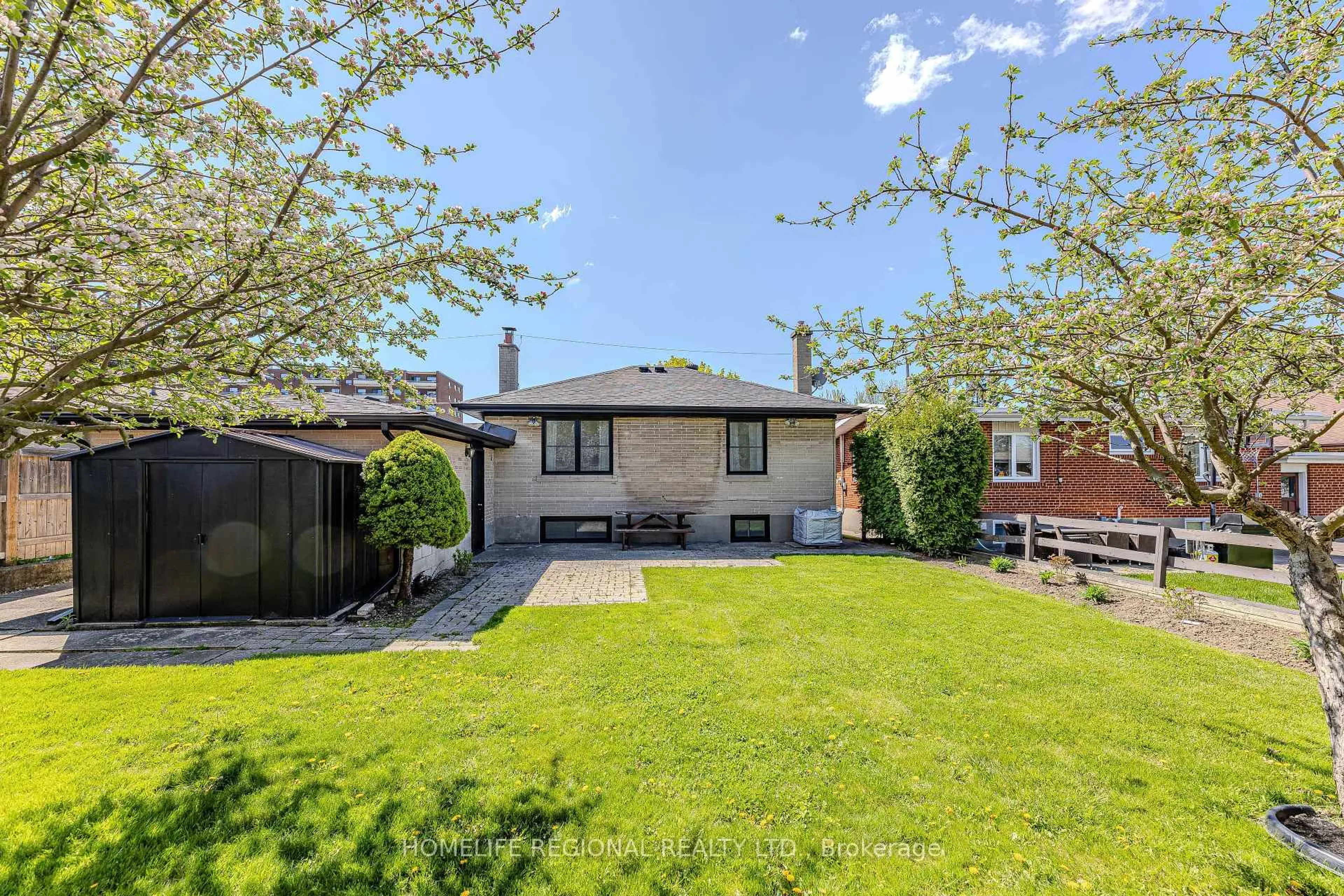 Patio, street for 132 Wyndale Dr, Toronto Ontario M6L 1G3