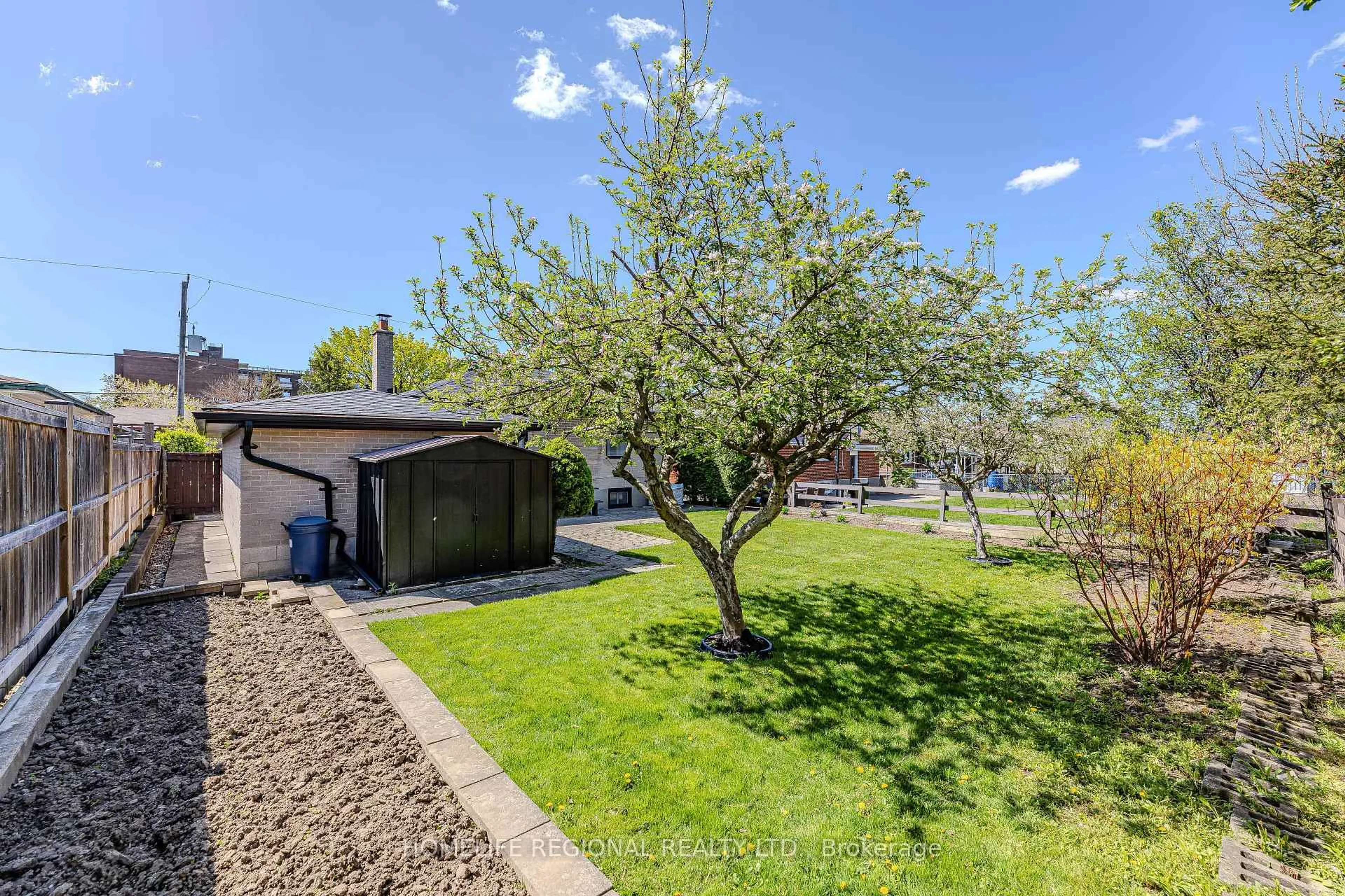 A pic from outside/outdoor area/front of a property/back of a property/a pic from drone, unknown for 132 Wyndale Dr, Toronto Ontario M6L 1G3