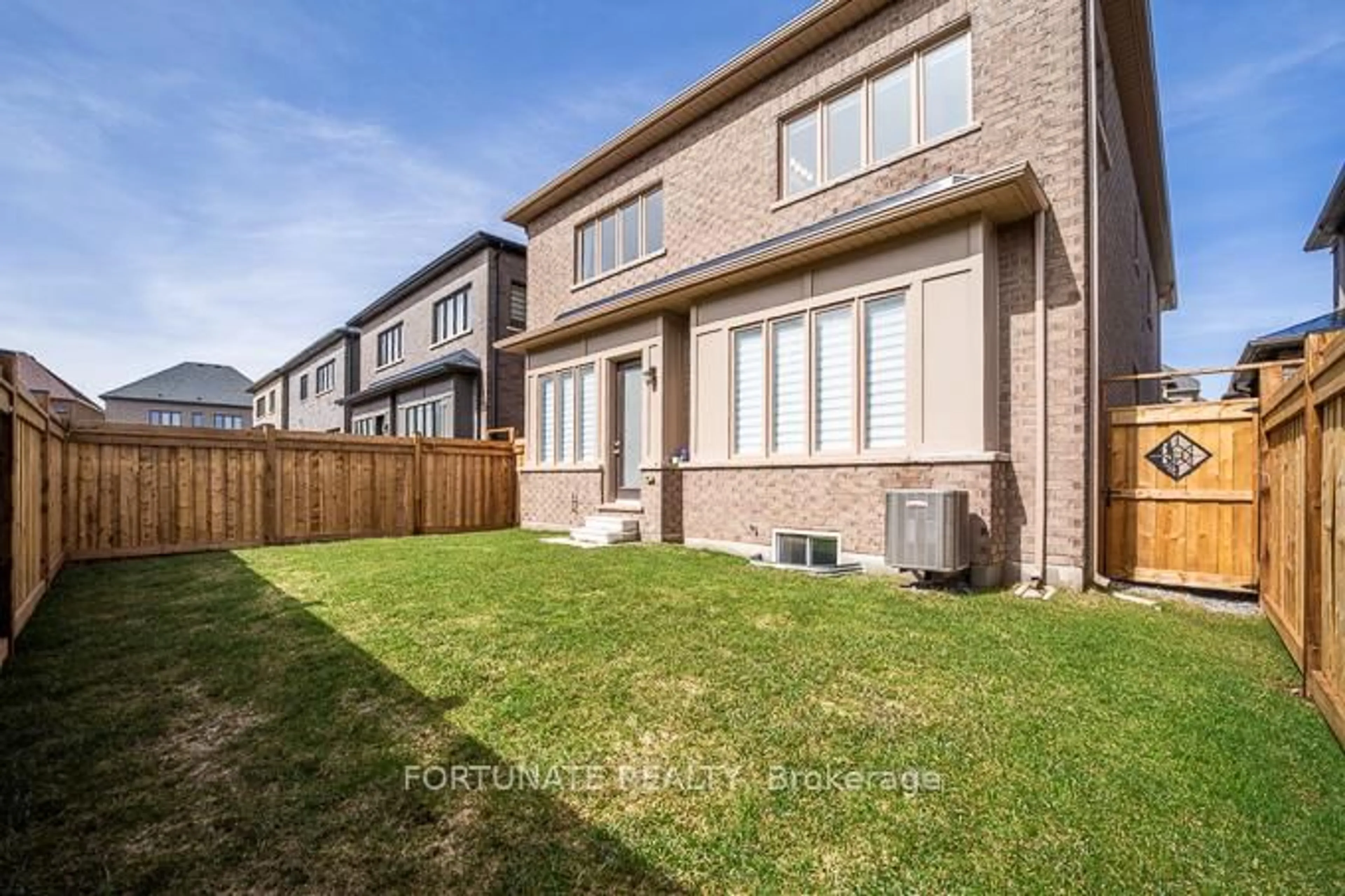 A pic from outside/outdoor area/front of a property/back of a property/a pic from drone, street for 42 Hallaran Rd, Oakville Ontario L6H 0Z8