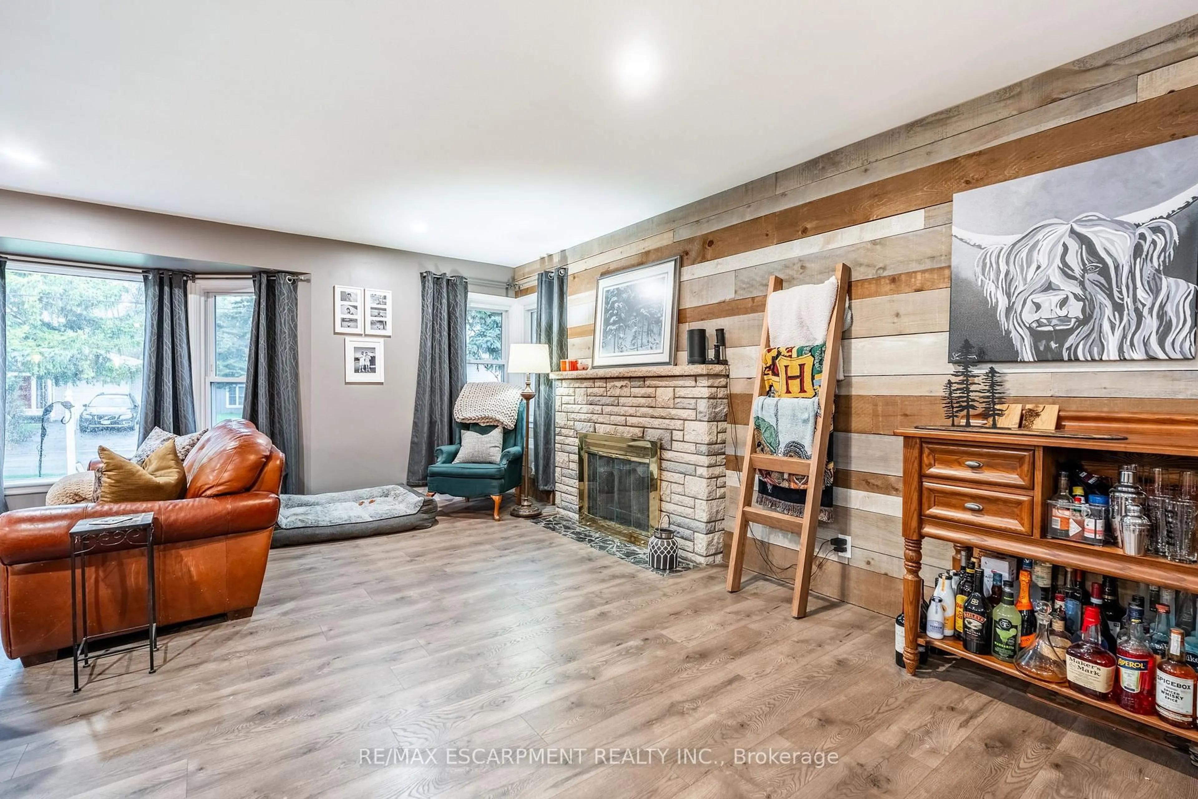 Living room with furniture, wood/laminate floor for 212 Brookfield Ave, Burlington Ontario L7N 1T8