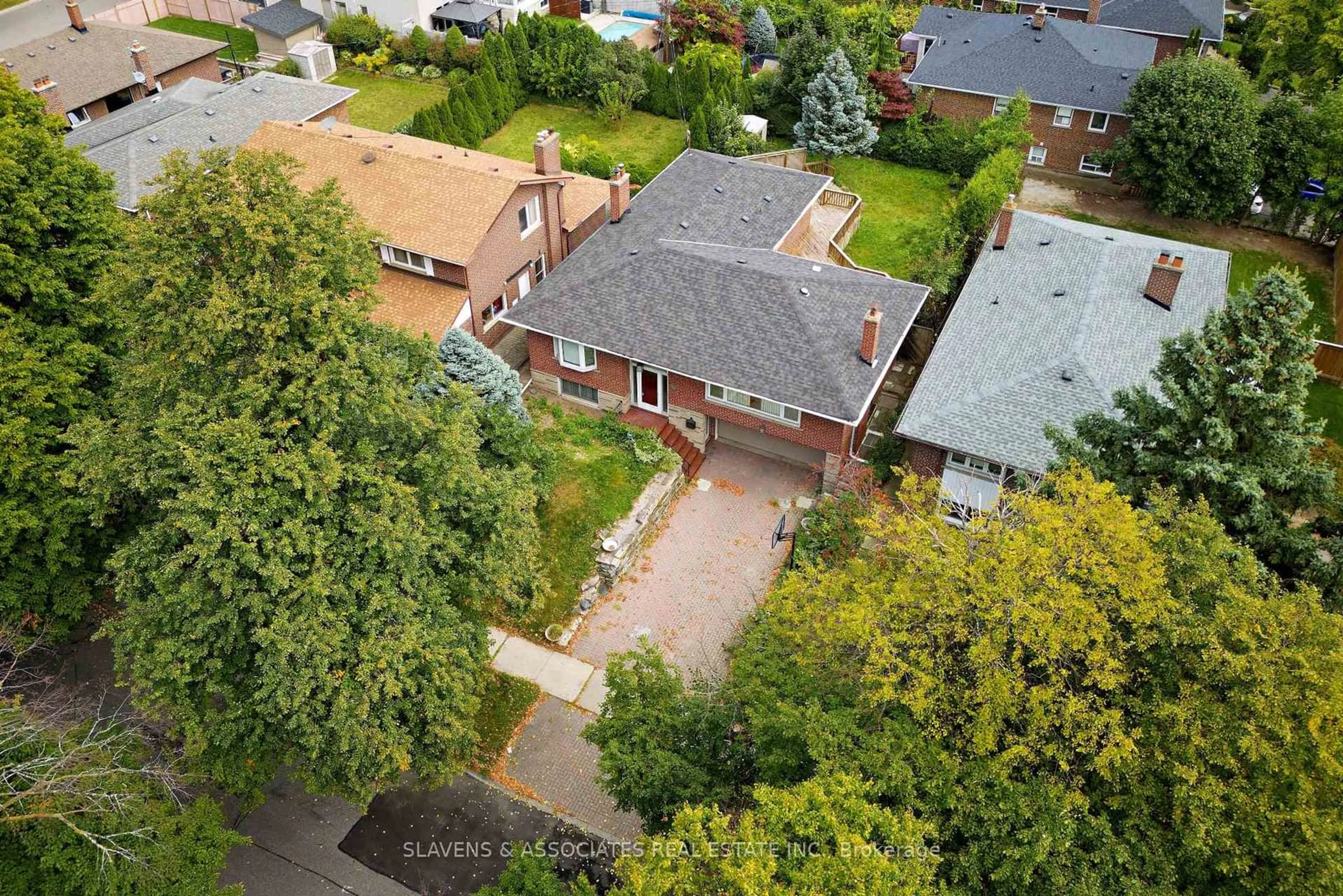 A pic from outside/outdoor area/front of a property/back of a property/a pic from drone, street for 3 Watling St, Toronto Ontario M9P 3E8