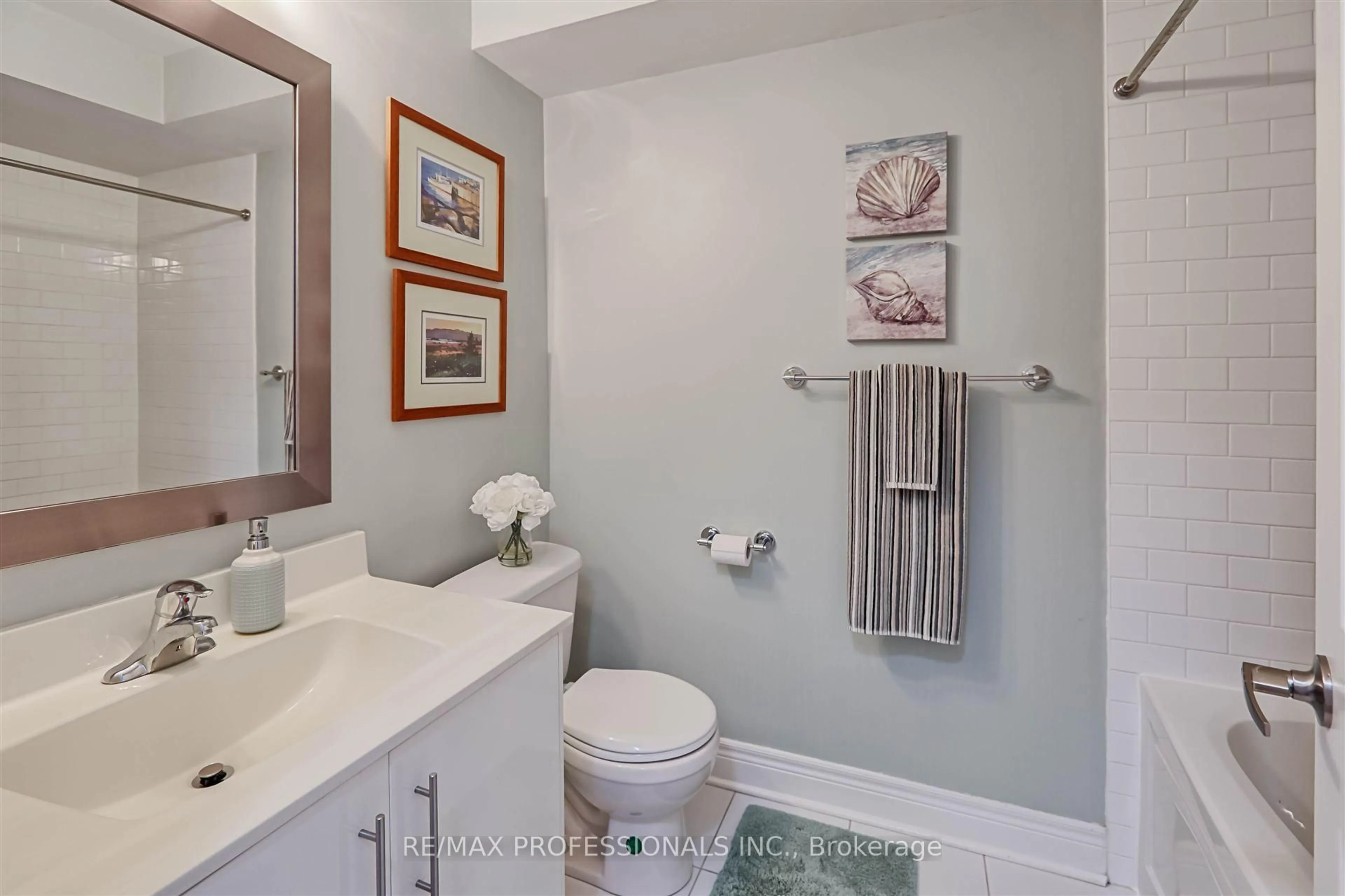 Standard bathroom, ceramic/tile floor for 1854 Burnhamthorpe Rd, Mississauga Ontario L4X 2S5