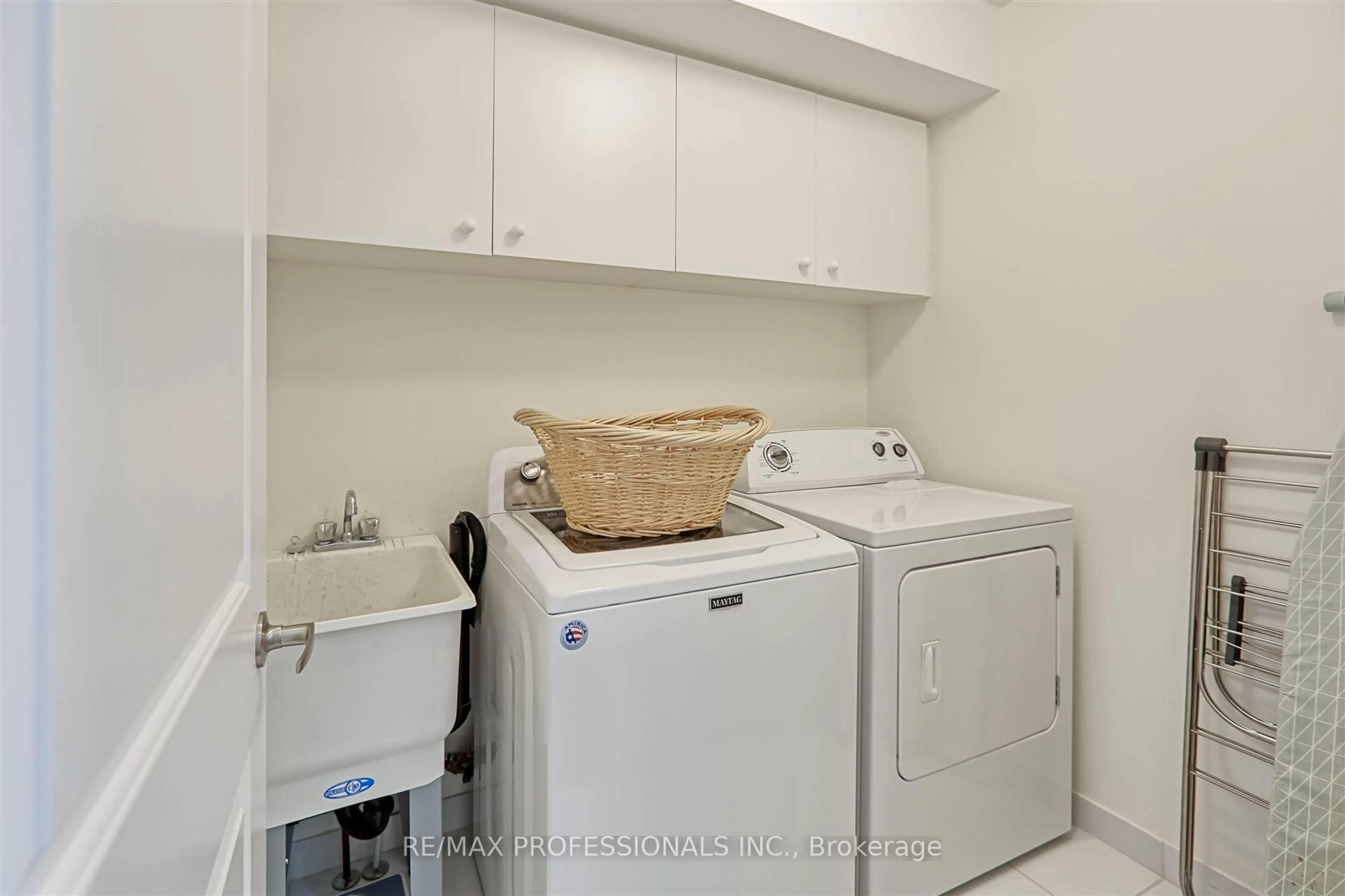 Laundry room for 1854 Burnhamthorpe Rd, Mississauga Ontario L4X 2S5