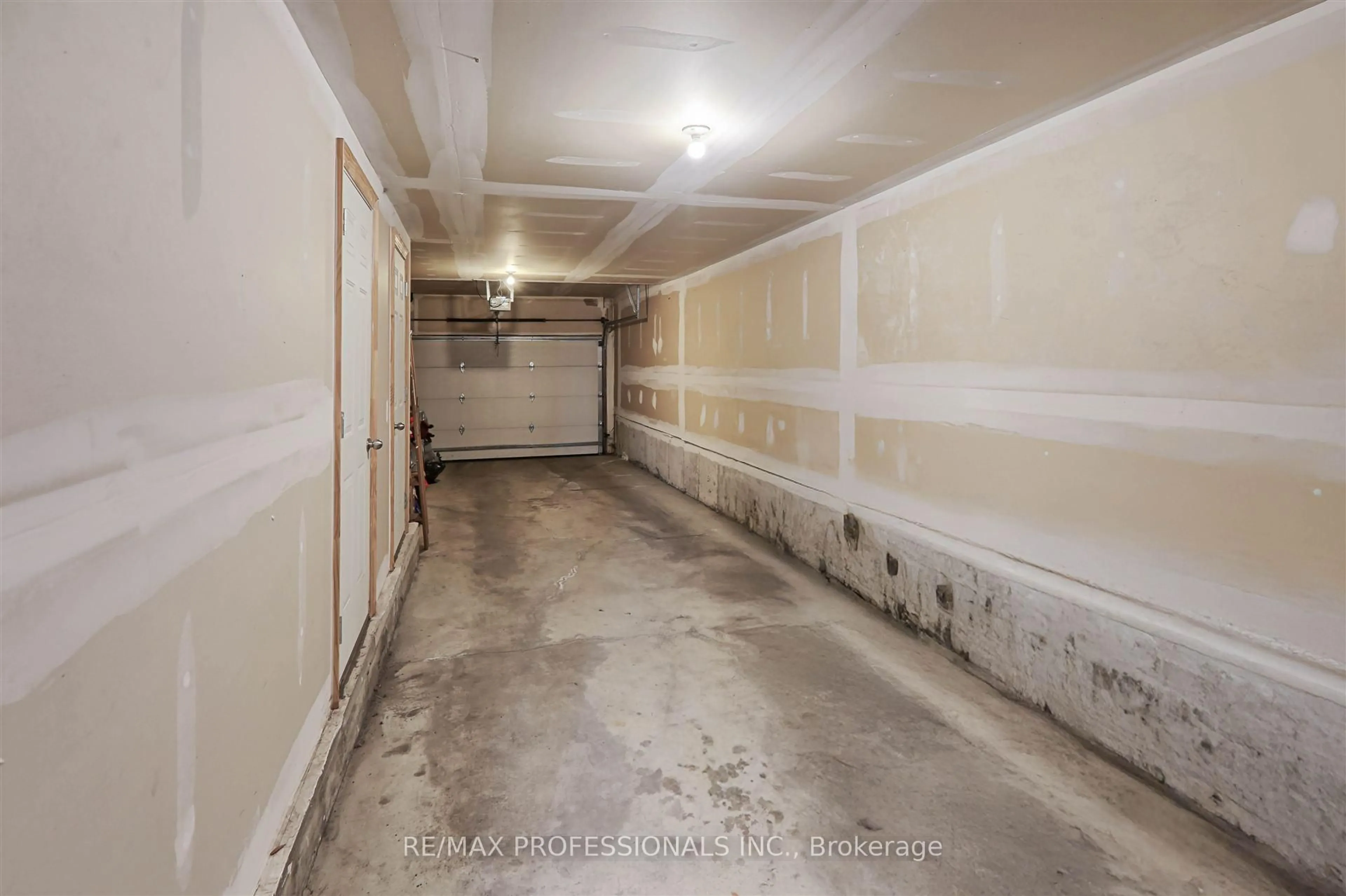 Indoor garage for 1854 Burnhamthorpe Rd, Mississauga Ontario L4X 2S5