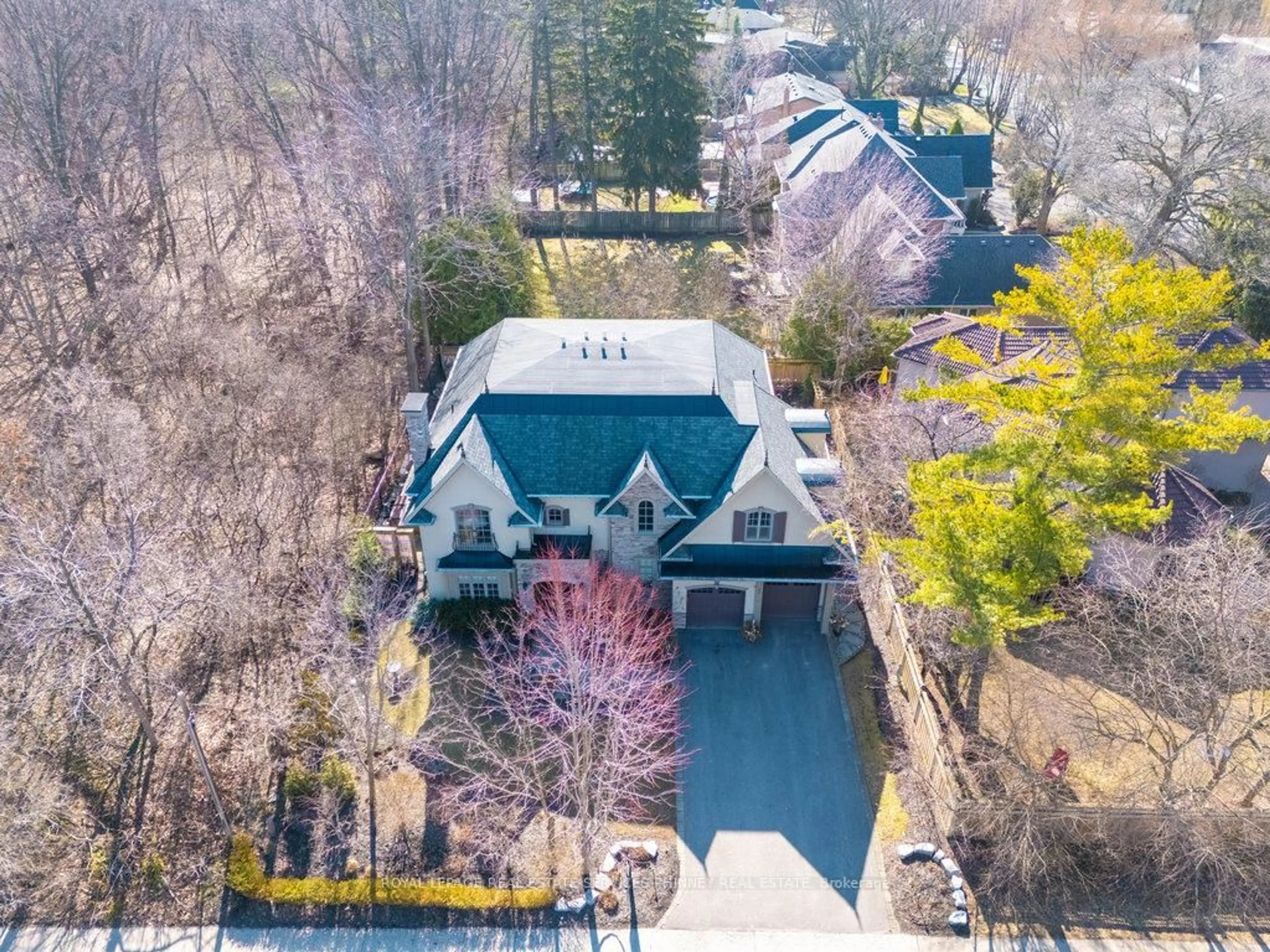 A pic from outside/outdoor area/front of a property/back of a property/a pic from drone, water/lake/river/ocean view for 92 Pinetree Way, Mississauga Ontario L5G 2R1