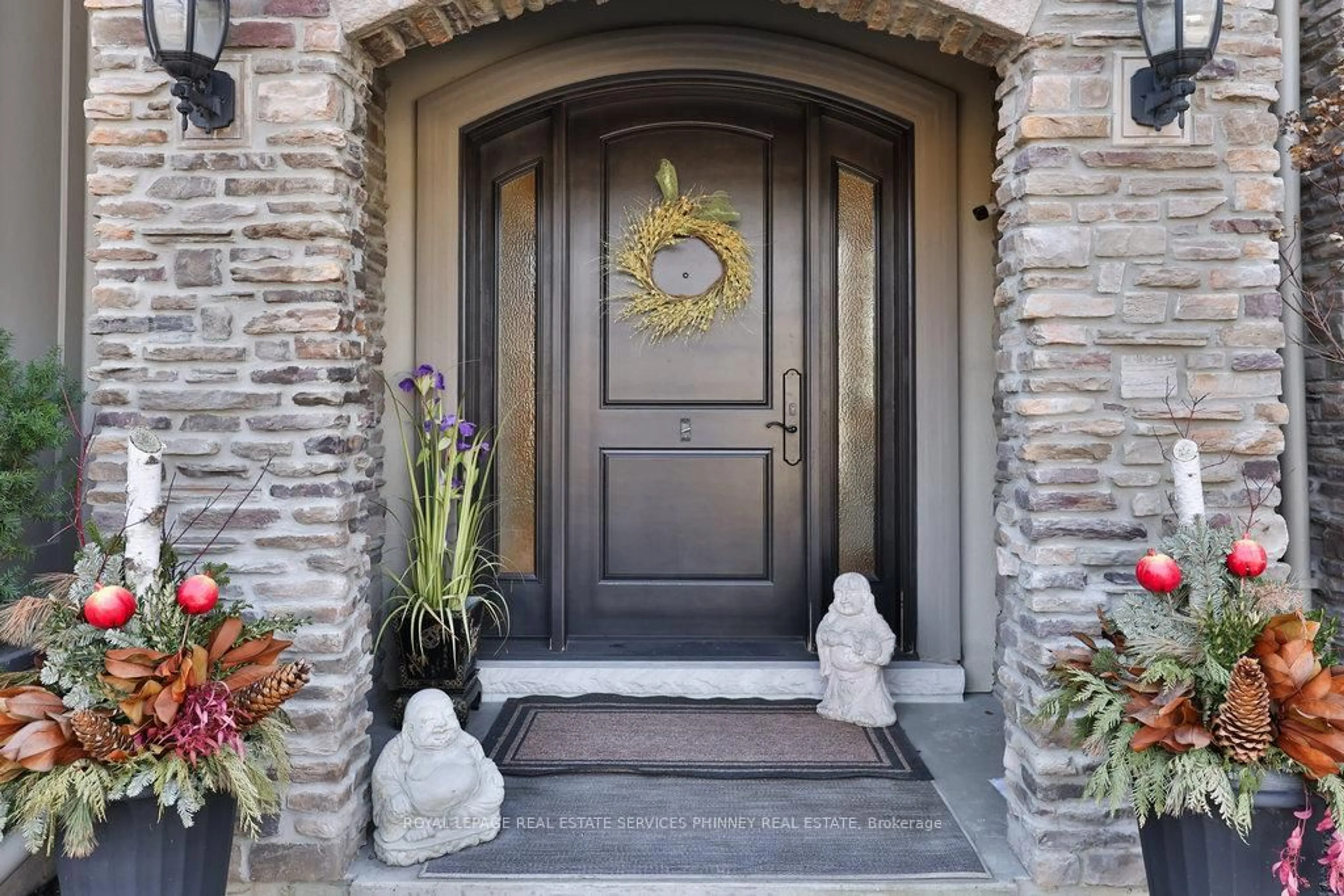 Indoor entryway for 92 Pinetree Way, Mississauga Ontario L5G 2R1