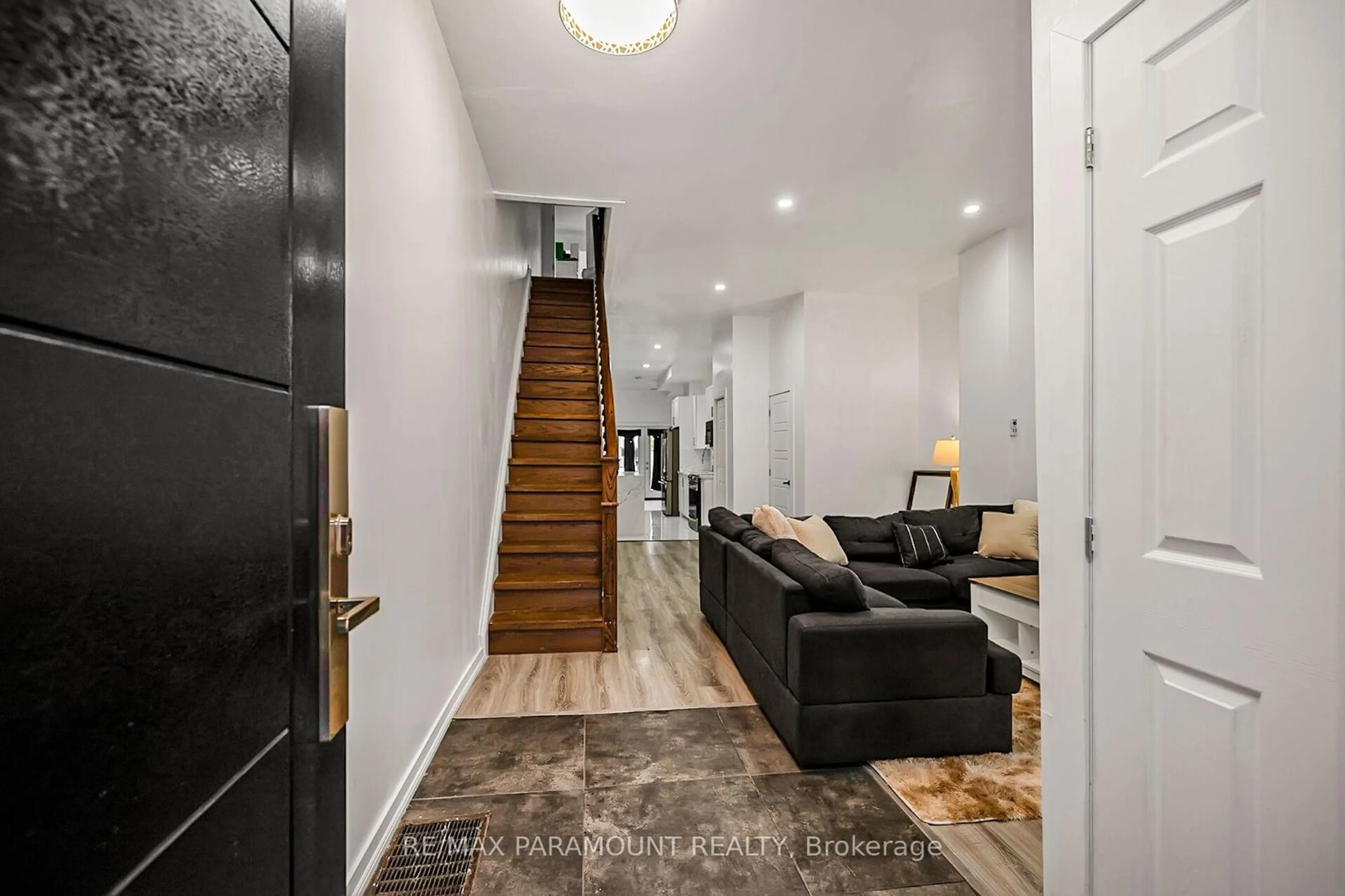 Indoor foyer for 121 Mulock Ave, Toronto Ontario M6N 3C5