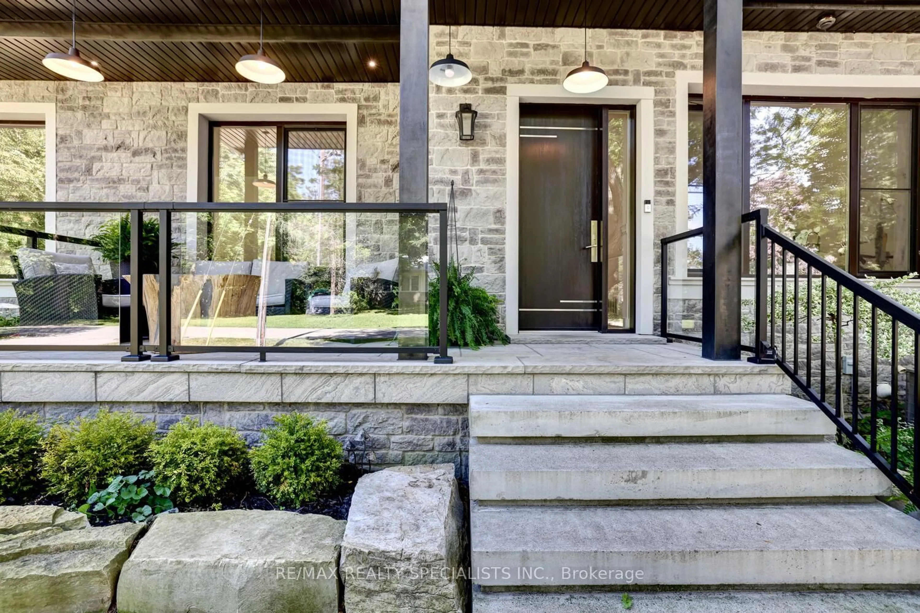 Indoor entryway for 1310 Martley Dr, Mississauga Ontario L5H 1N9