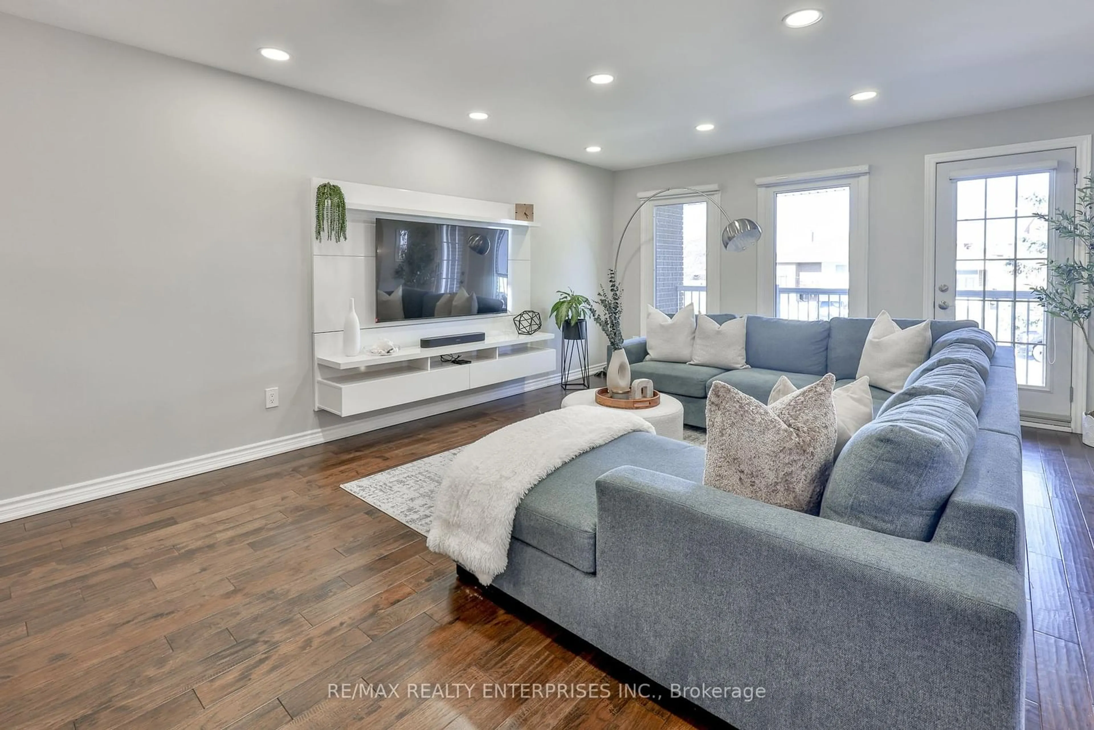 Living room with furniture, unknown for 4050 Dunmow Cres, Mississauga Ontario L4Z 1C9