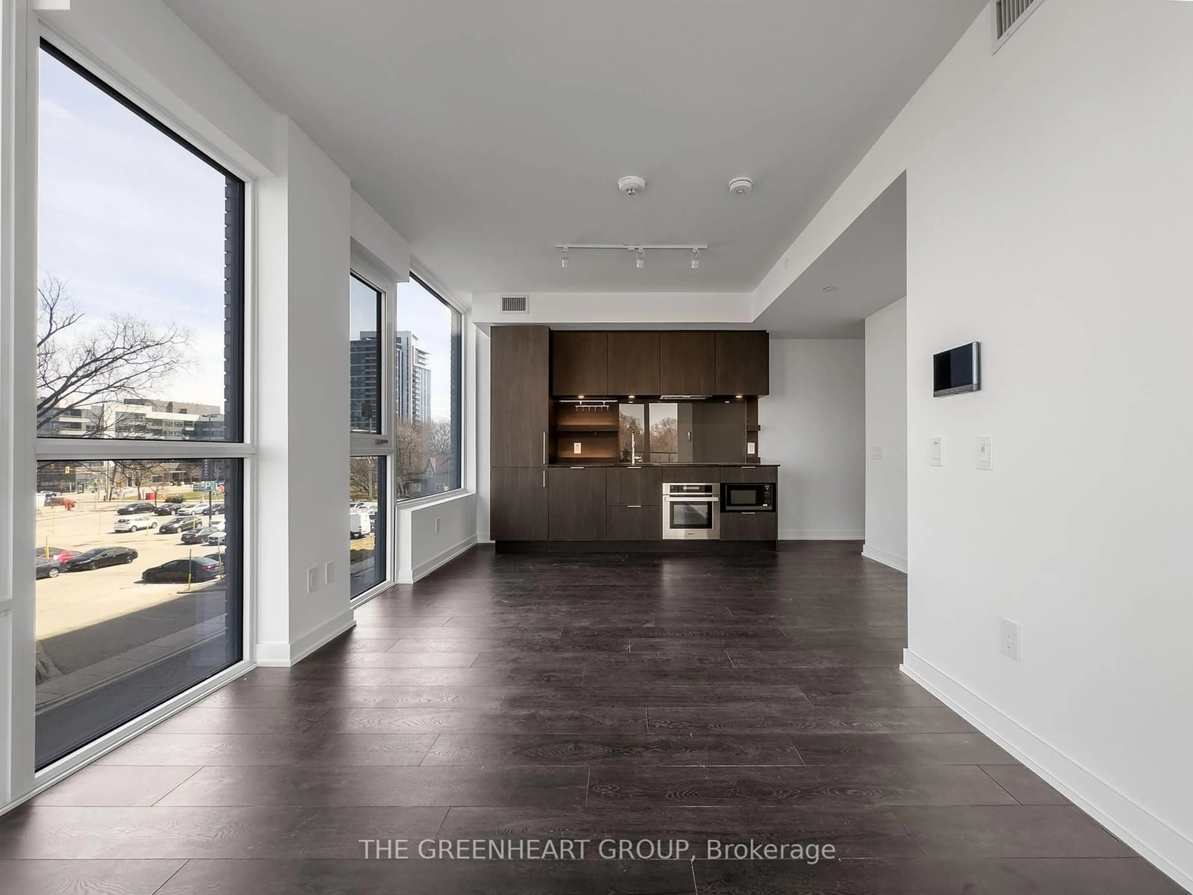 Indoor foyer for 28 Ann St #221, Mississauga Ontario L5G 0E1